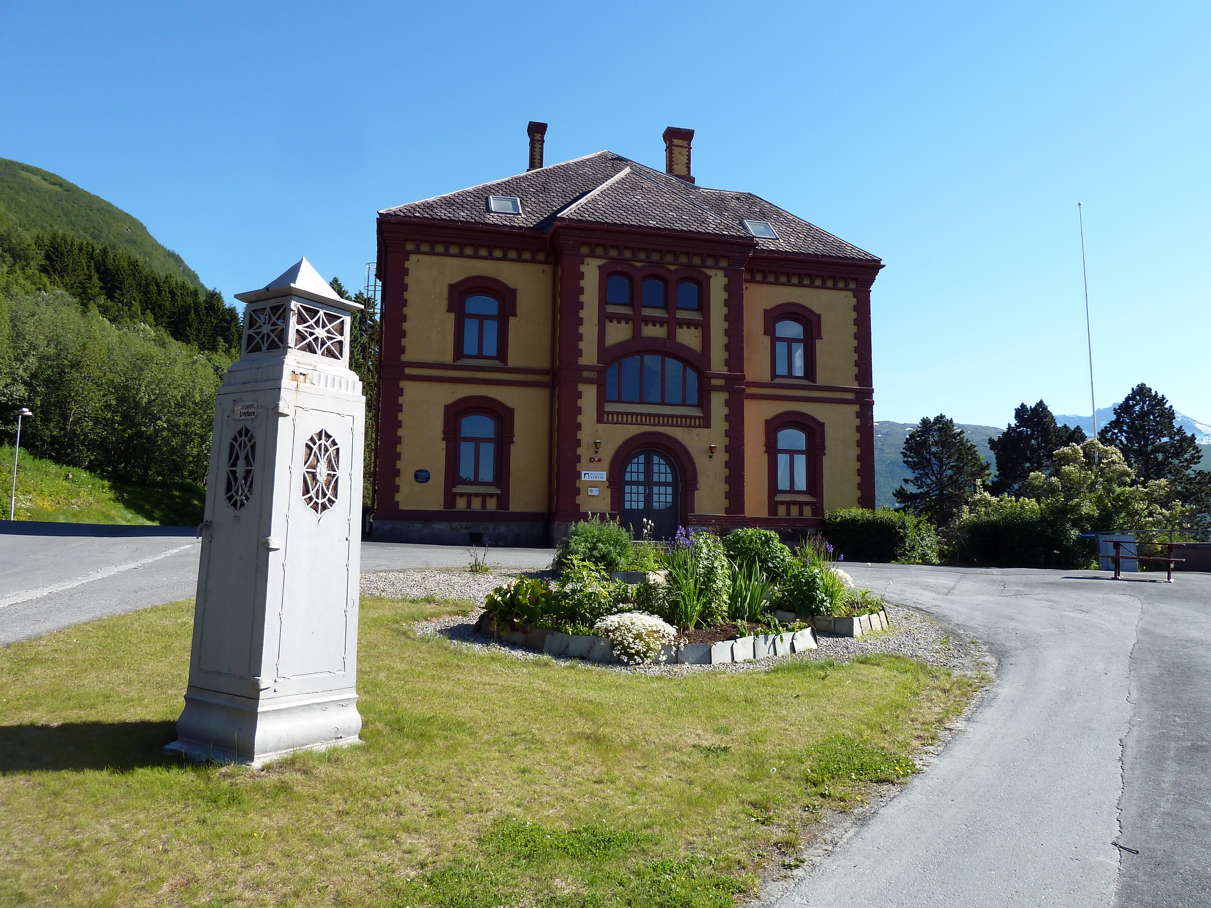 Museum in Narvik. Built 1902 as administration building for the Norwegian Railway Company. Occupied by German forces 1940-1905. Ofoten museum since 1995.