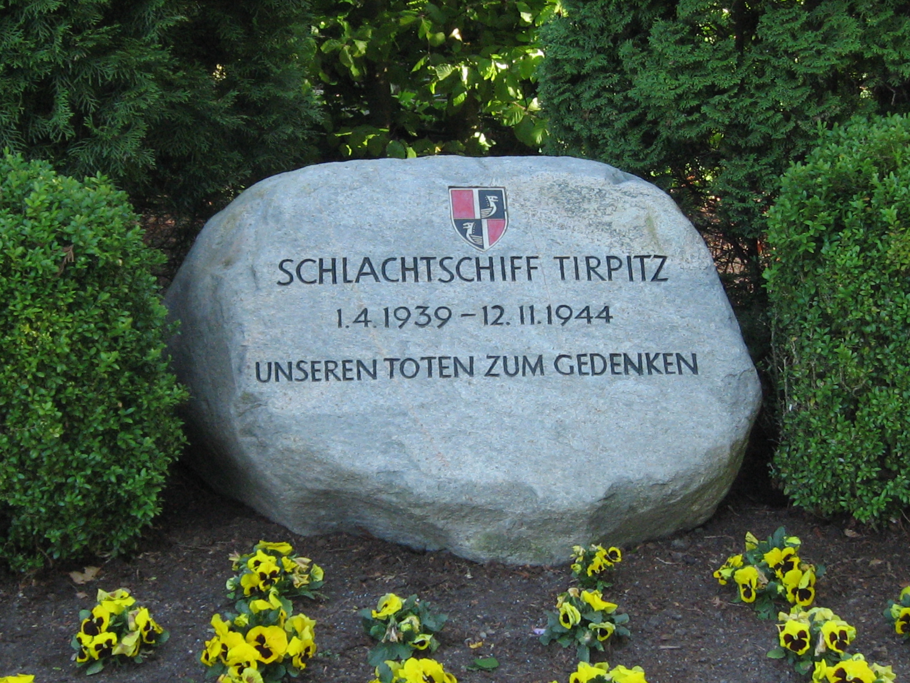 Gedenkstein für die Gefallenen des Schlachtschiffs Tirpitz auf dem Ehrenfriedhof in Wilhelmshaven. Siehe auch Kulturlandschaft Wilhelmshaven, Band 2 - Denkmäler im öffentlichen Raum, Wilhelmshaven 2017, ISBN 978-3-941929-22-7. S.116f