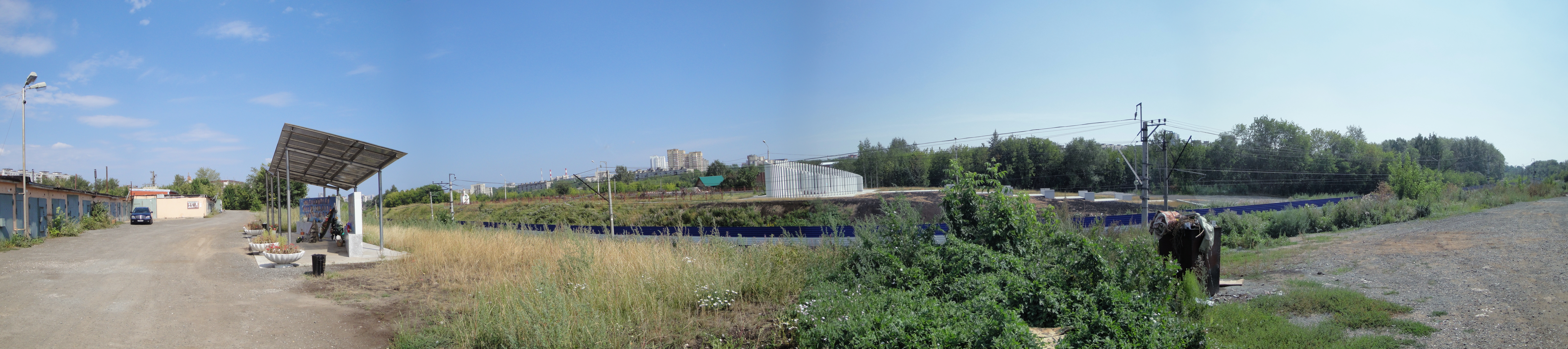 Общий вид на месте падения самолёта Боинг-737-500 14.09.2008 по состоянию на 14 августа 2011 года. На переднем плане часть мемориала в Индустриальном районе, за железной дорогой часть мемориала (в том числе часовня) в Свердловском районе.