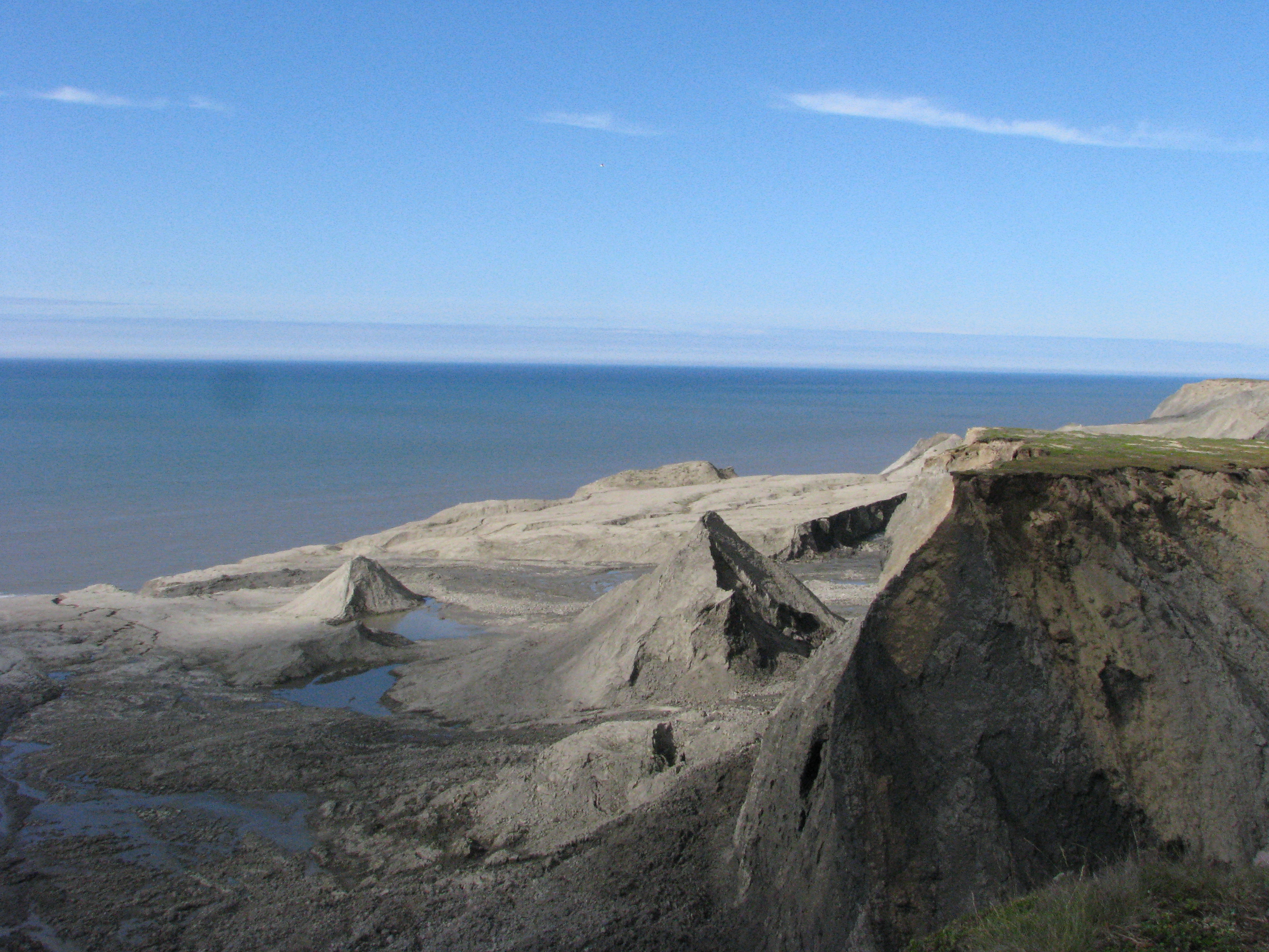 Колгуев остров, Заполярный район. Размывание вечномерзлотного берега.