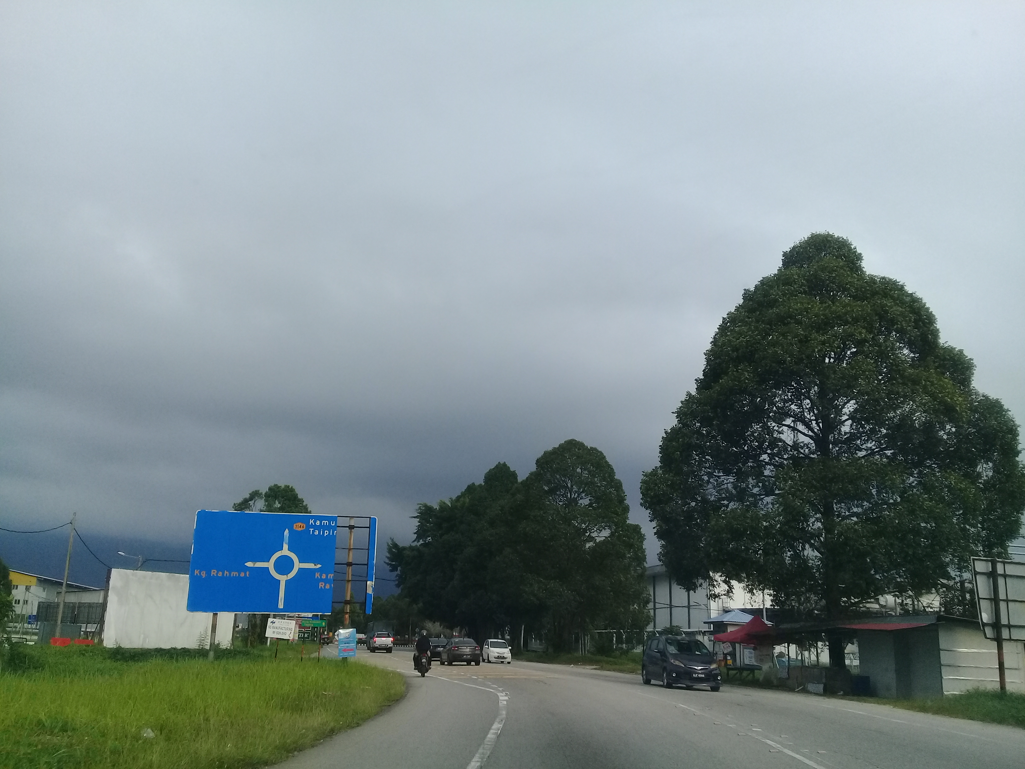 Jalan Masuk ke Kawasan Perindustrian Kamunting, Perak menuju ke arah timur (Selama).