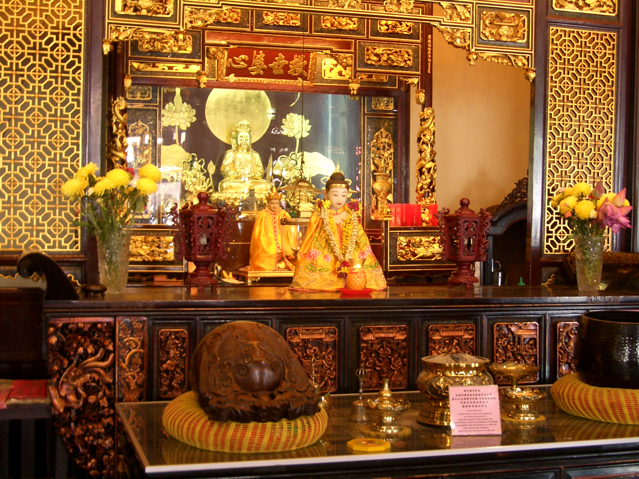 In and around Cheng Hoon Teng (Pinyin: Qing Yun Ting) Temple, a small Buddhist temple located at 25 Jalan Tokong (25 Tokong Ave) in Melaka's Chinatown (Baru Cina)