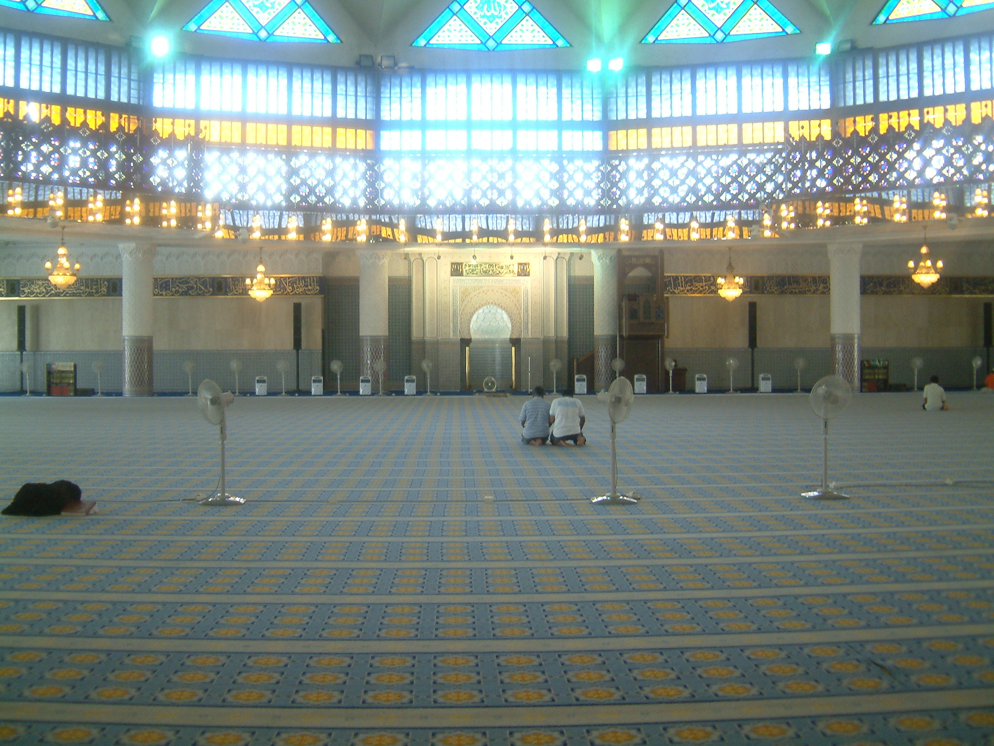 Malaysia National Mosque inside.jpg
