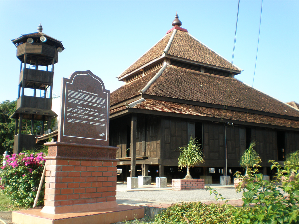 Masjid Kampung Laut yang dikembalikan.