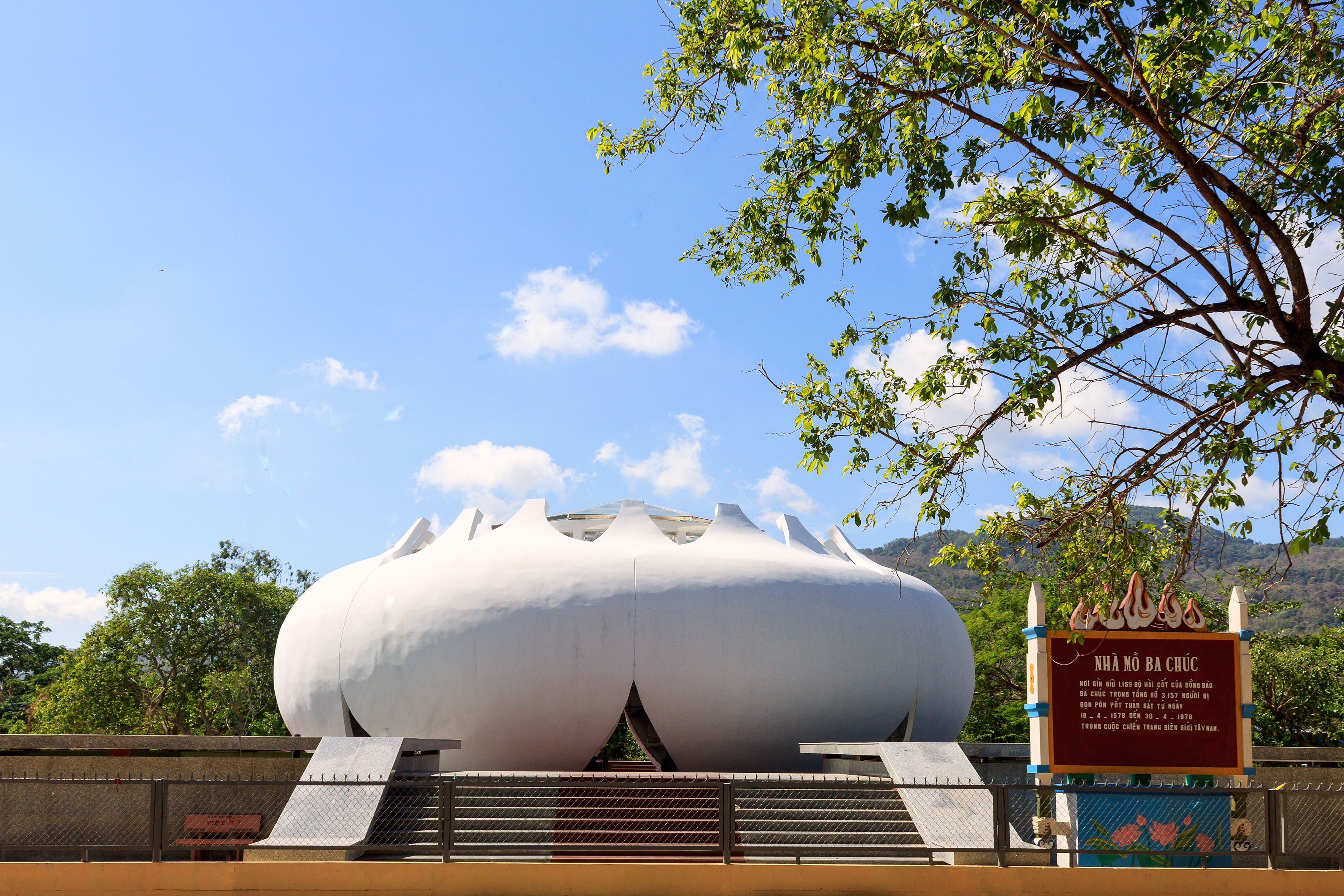 Nhà mồ Ba Chúc ở thị trấn Ba Chúc, Tri Tôn, An Giang..