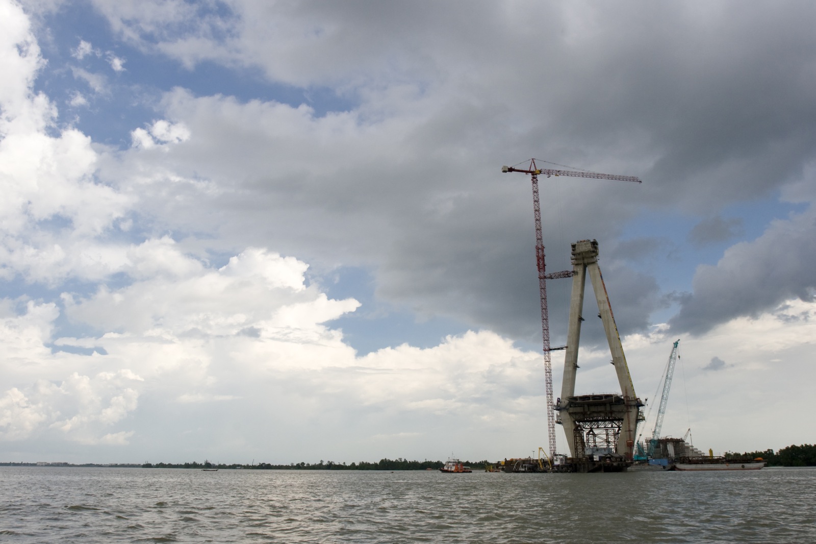 Tower of the Can Tho Bridge under construction in June 2007