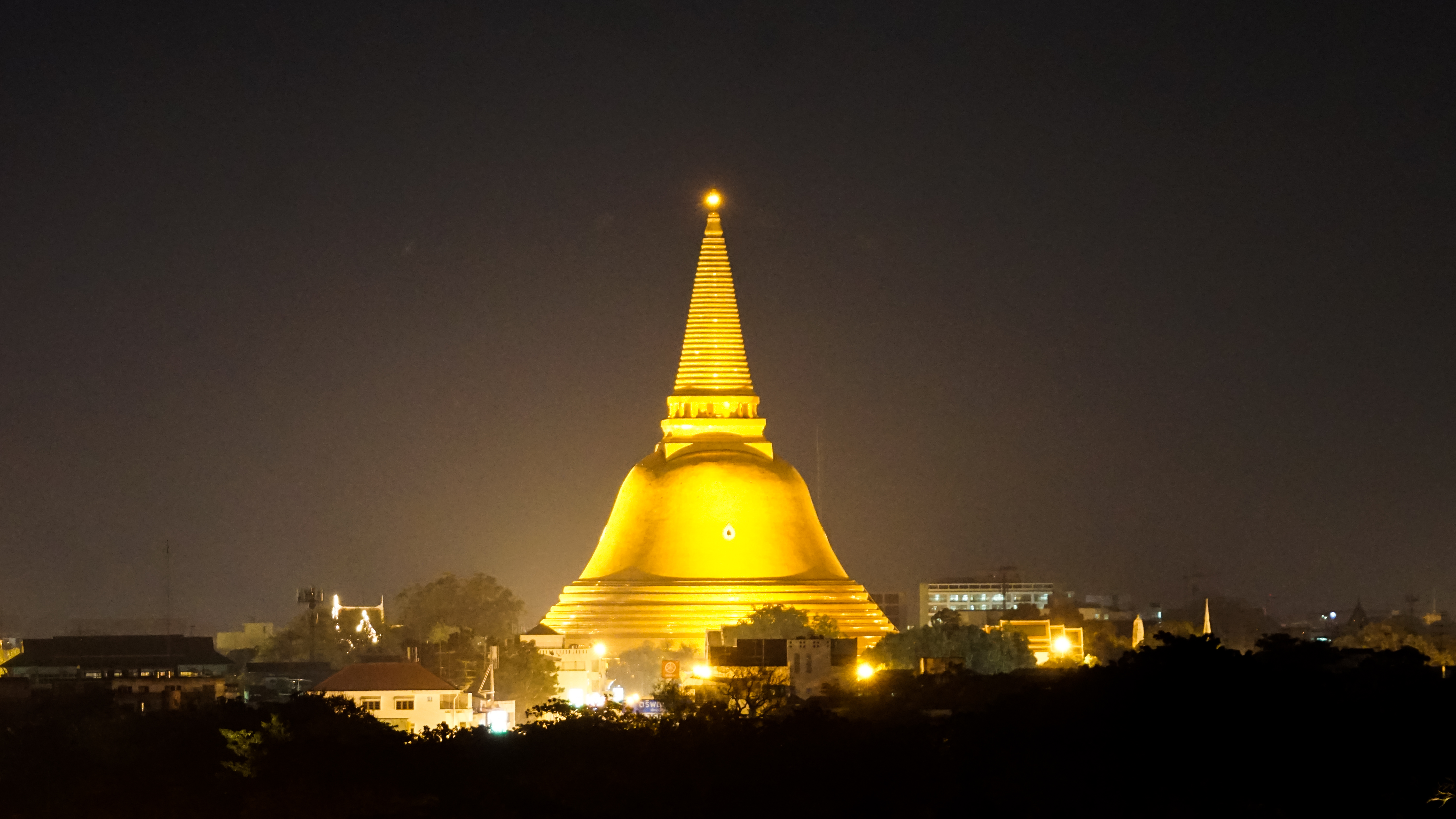 Phra Pathommachedi during night
2015