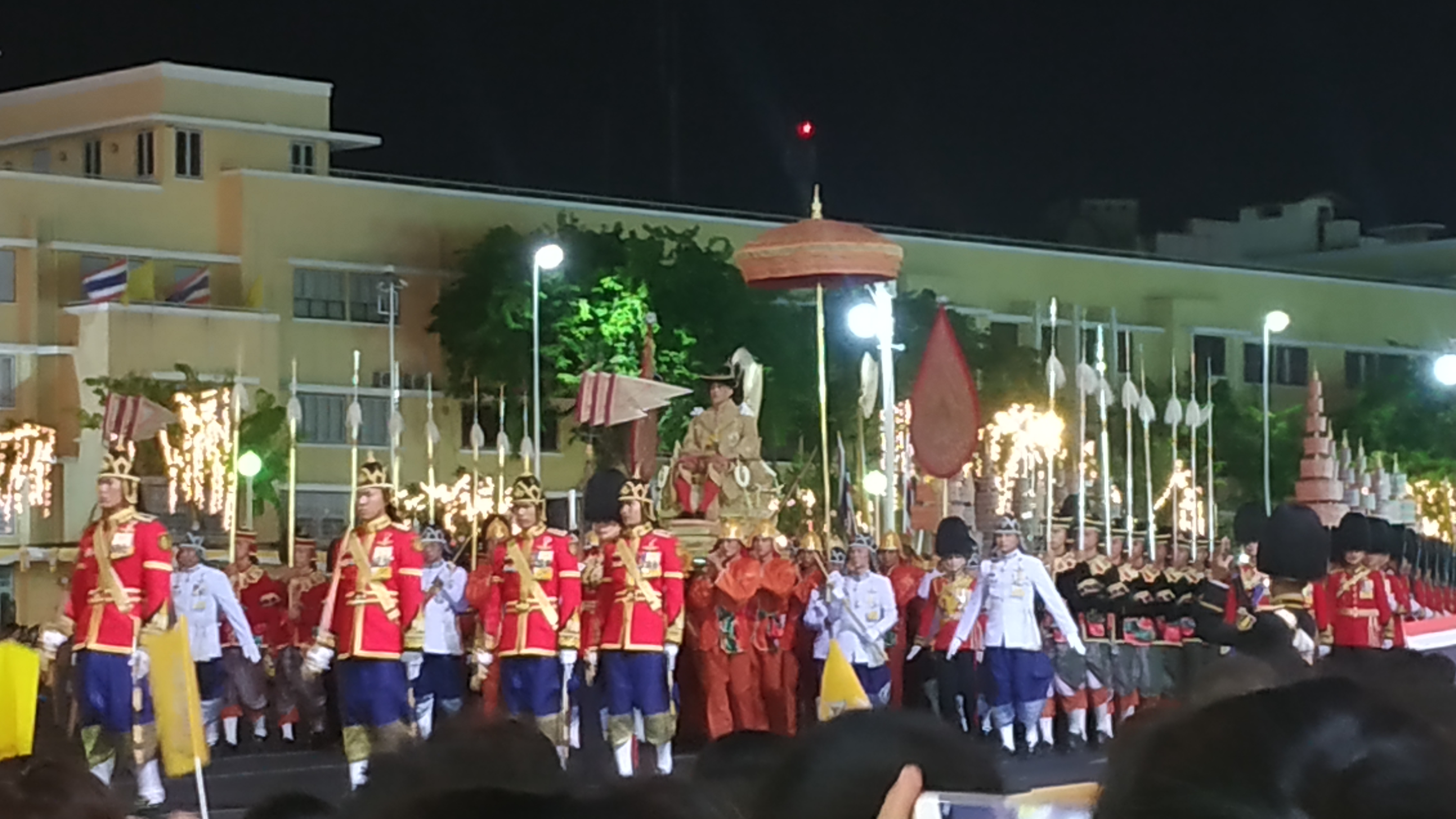 กระบวนพยุหยาตราสถลมารคเลียบพระนคร เนื่องในการพระราชพิธีบรมราชาภิเษก พระบาทสมเด็จพระปรเมนทรรามาธิบดีศรีสินทรมหาวชิราลงกรณ พระวชิรเกล้าเจ้าอยู่หัว วันที่ 5 พฤษภาคม พ.ศ. 2562 บันทึกภาพที่อนุสาวรีย์ประชาธิปไตย บริเวณปากถนนดินสอต่อกับถนนราชดำเนินกลาง