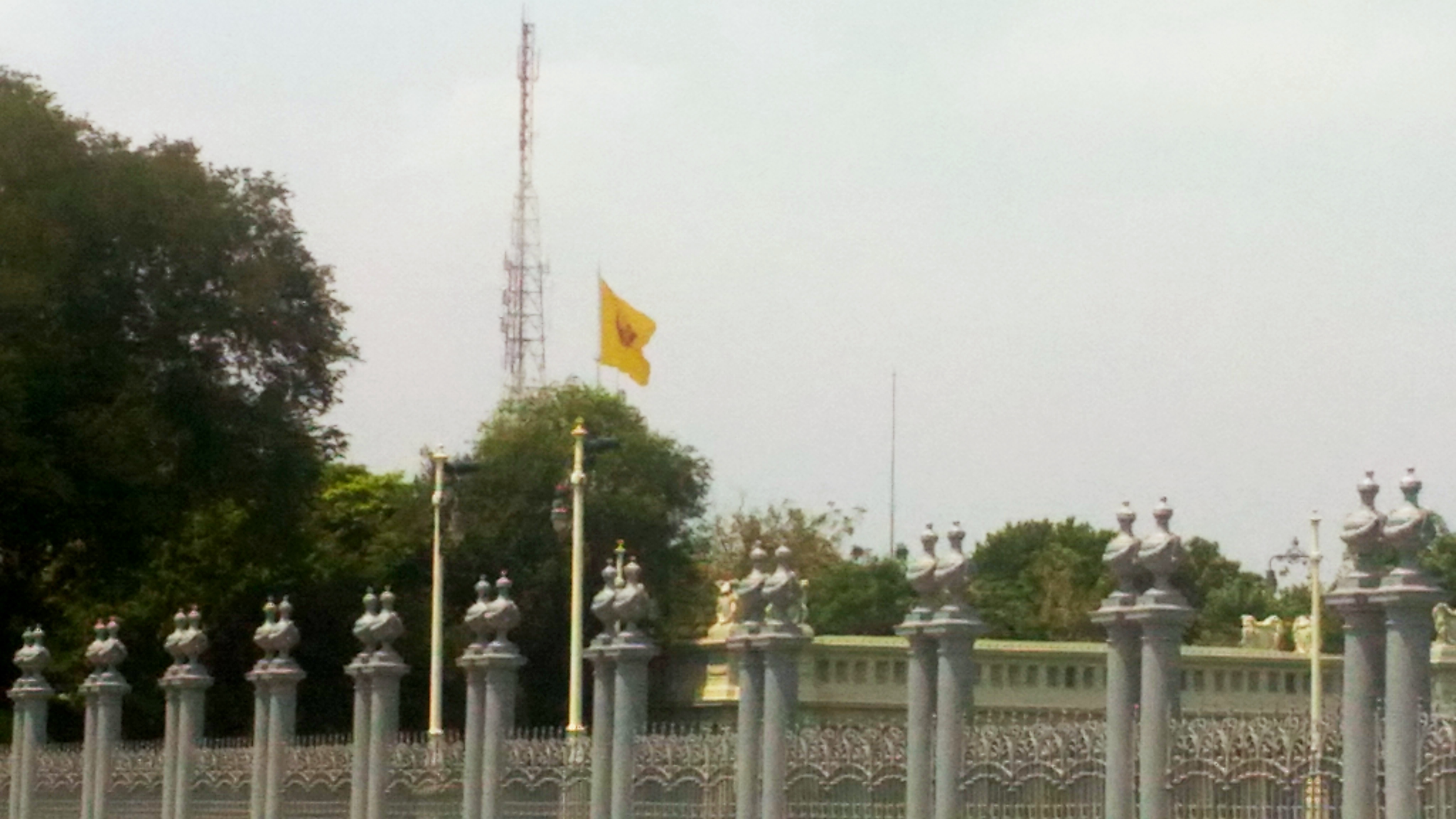 ธงมหาราชโบกสะบัด ณ พระที่นั่งอัมพรสถาน พระราชวังดุสิต ถ่ายจากลานพระราชวังดุสิต