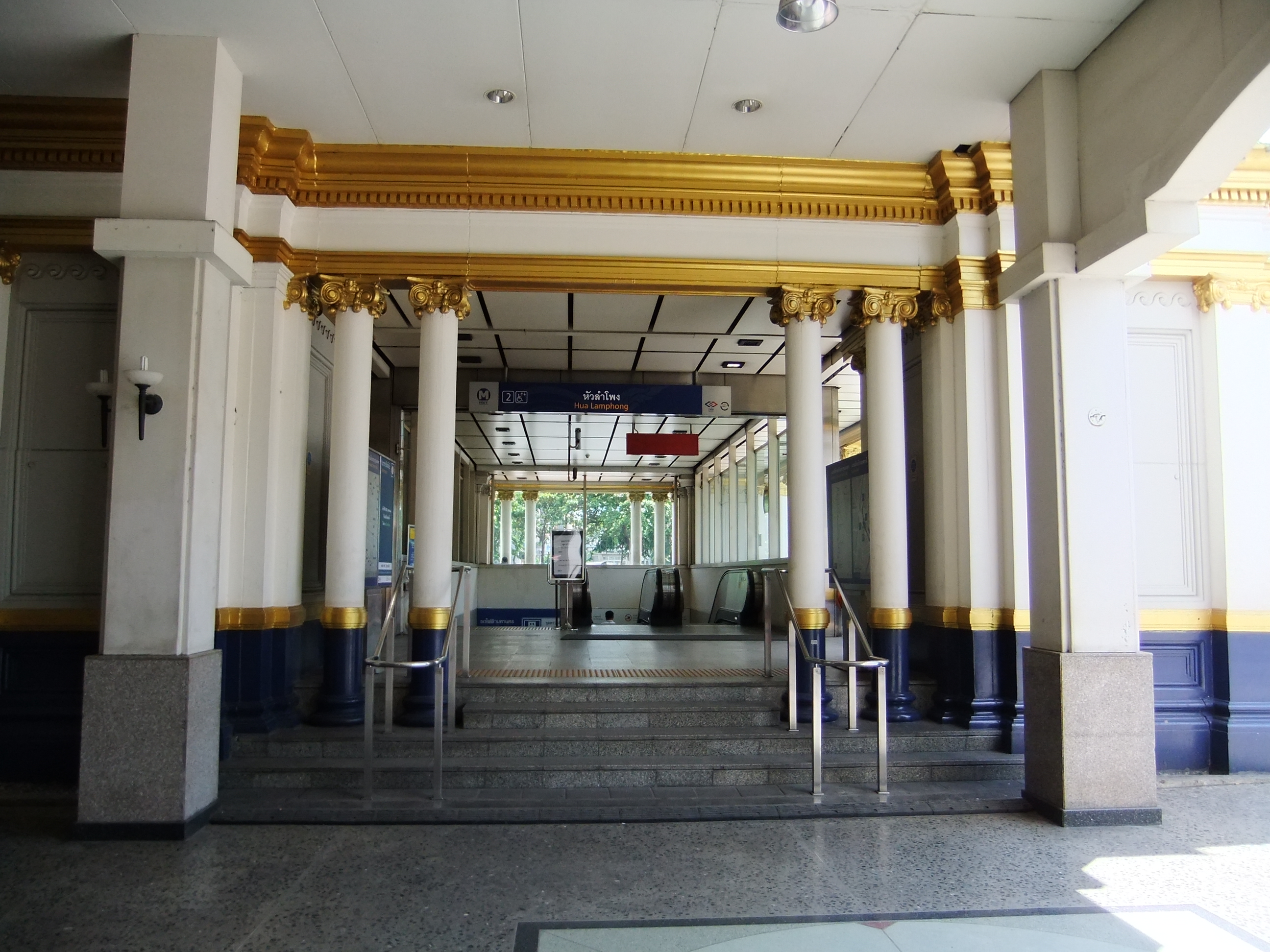 Hua Lamphong MRT Station entrance at Hua Lamphong railway station.