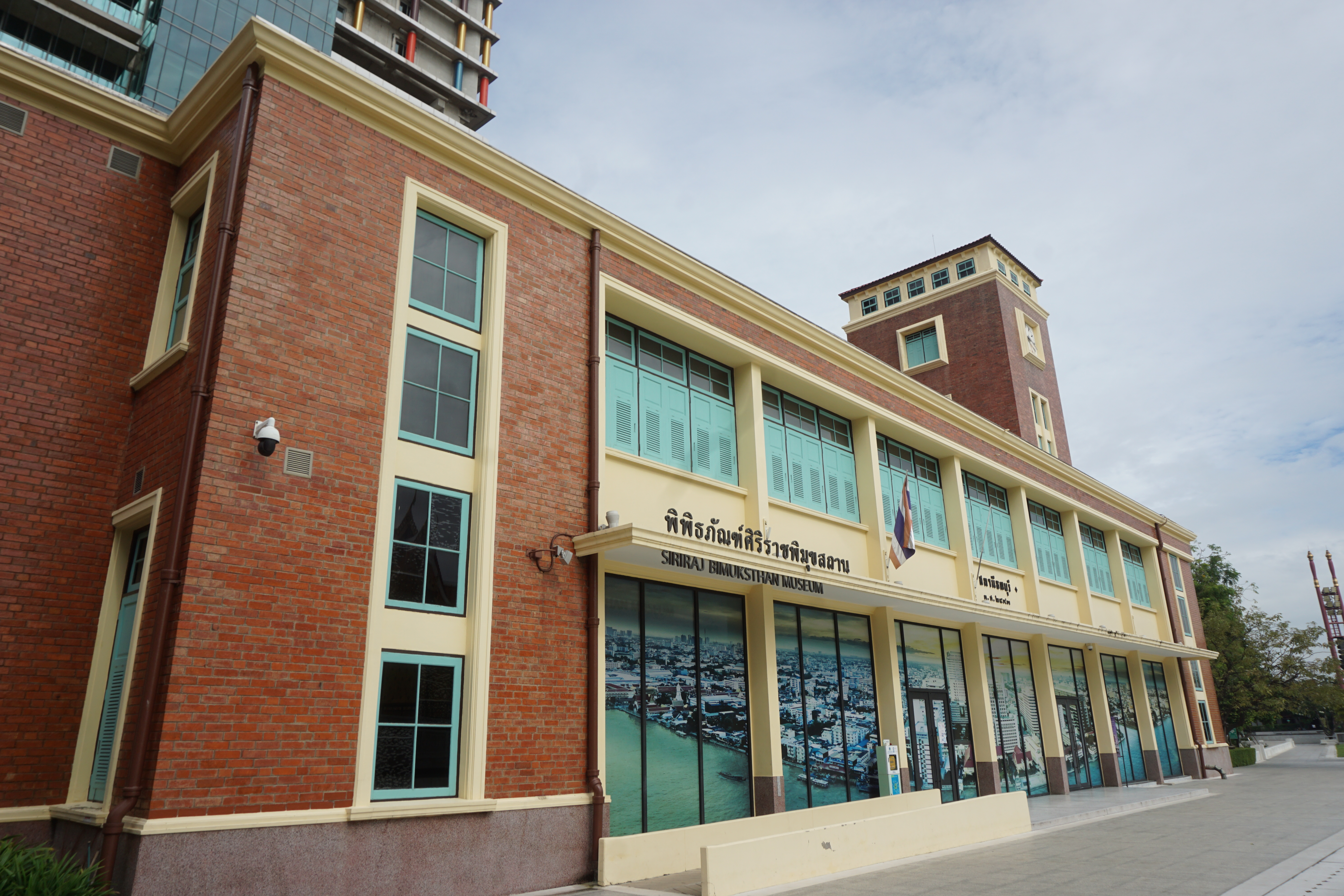 ด้านหน้าของพิพิธภัณฑ์ศิริราชพิมุขสถานและอดีตที่ตั้งของสถานีรถไฟธนบุรี ในปี 2023