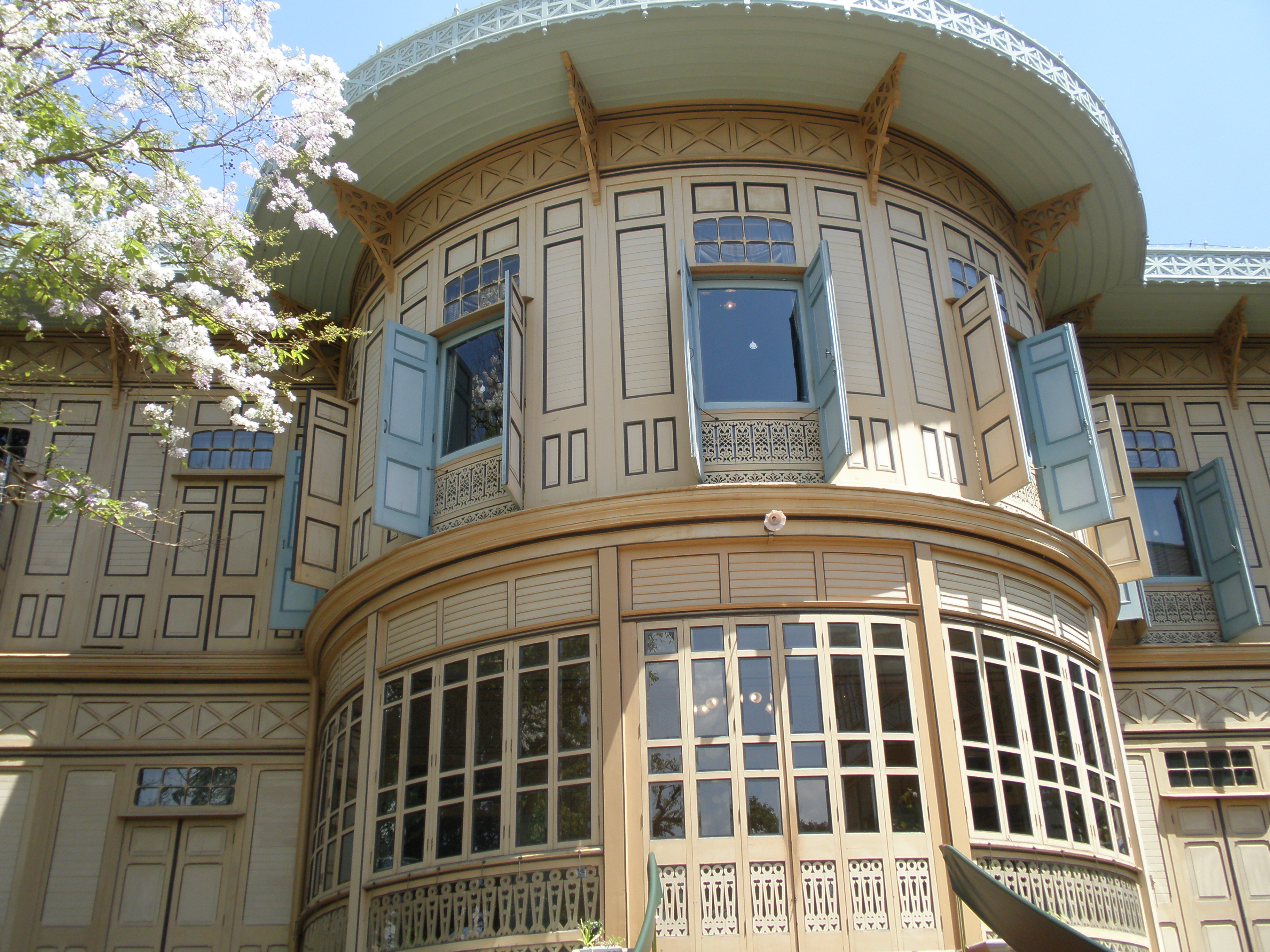 Partie de la façade du Palais céleste, le palais Vimanmek à Bangkok