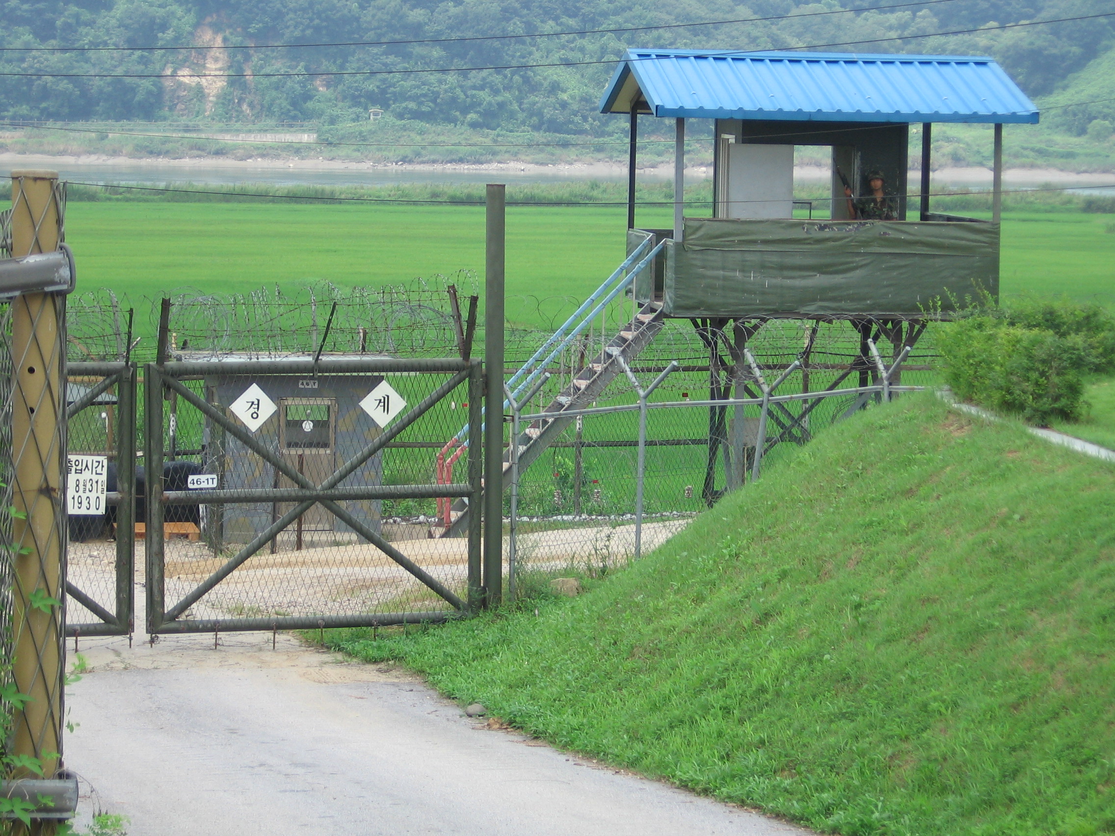 A South Korean sentry near the demilitarized zone (Imjingang).