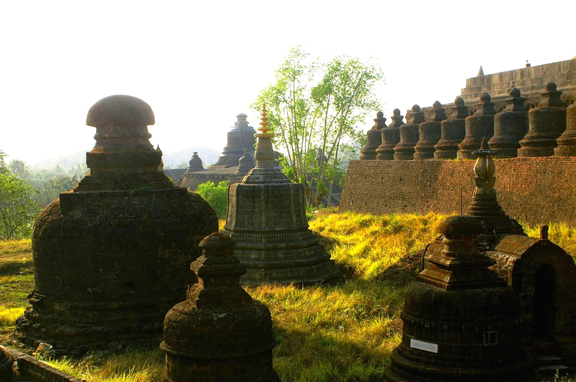 The temple was built in 1535 to 1536 by King Min Bin to commemorate his conquest of Bengal. It is located on the western face of Pokhaung Hill, north of the Royal Palace, and adjacent to the Andaw-thein temple. It is typical of the many Buddhist temples found in Burma: a central bell-shaped stupa, surrounded by four smaller stupas at the corners, and a multitude of even-smaller stupas surrounding them. 

In back far, the Dukkanthein temple