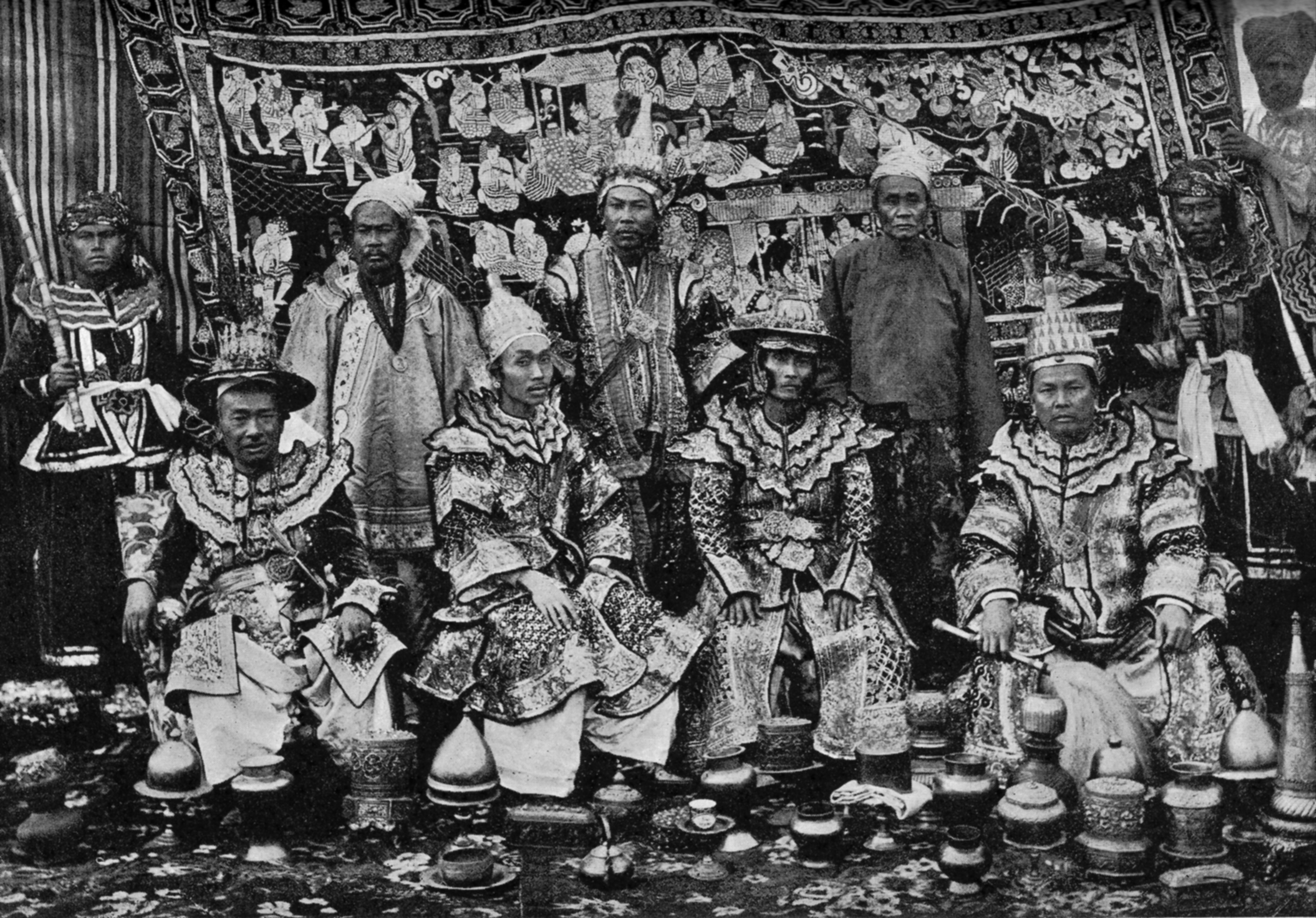 Photograph of Shan and Karen princes at Delhi Durbar 1903. Back row: Karen princes of Bawlakè, Gantarawadi and Kyebogyi. Front row: Shan princes of Mongpawn, Kengtung, Möngnai and Yawnghwe.