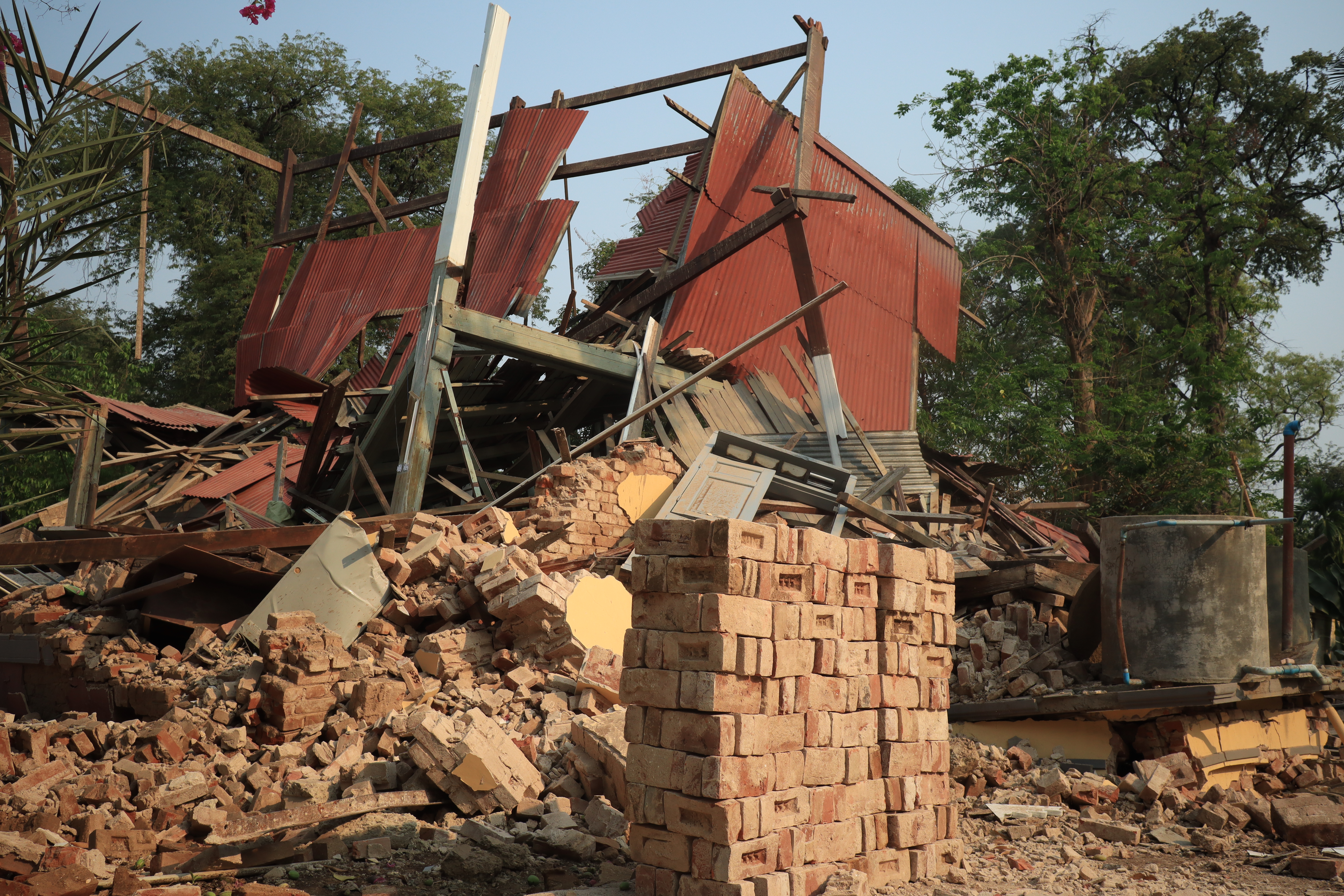 ငလျင်ကြောင့် တစစီဖြစ်သွားသော သာသနိက အဆောက်အအုံ