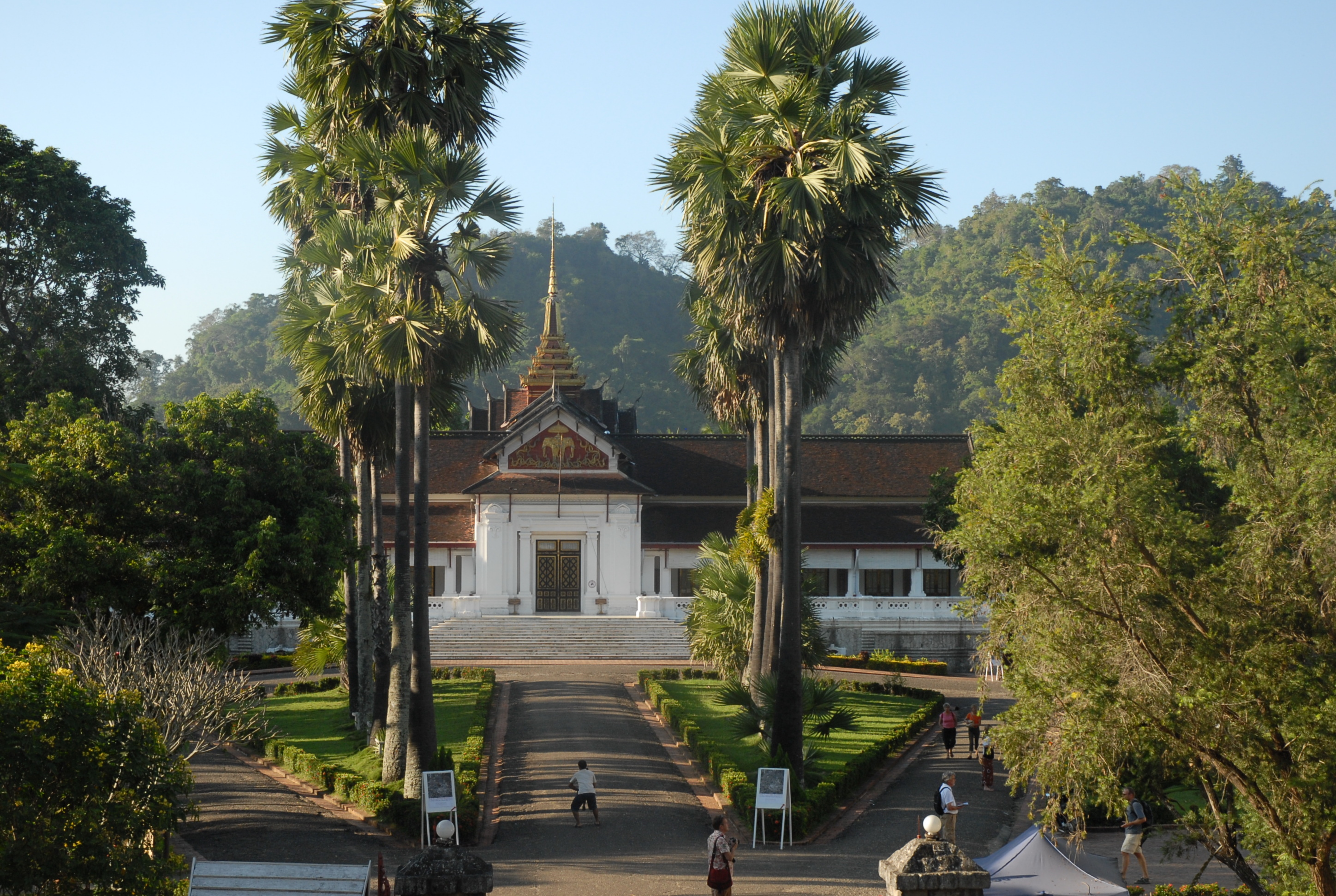 Luang Prabang : Musée national (ancien palais royal) depuis la colline de Phou Si