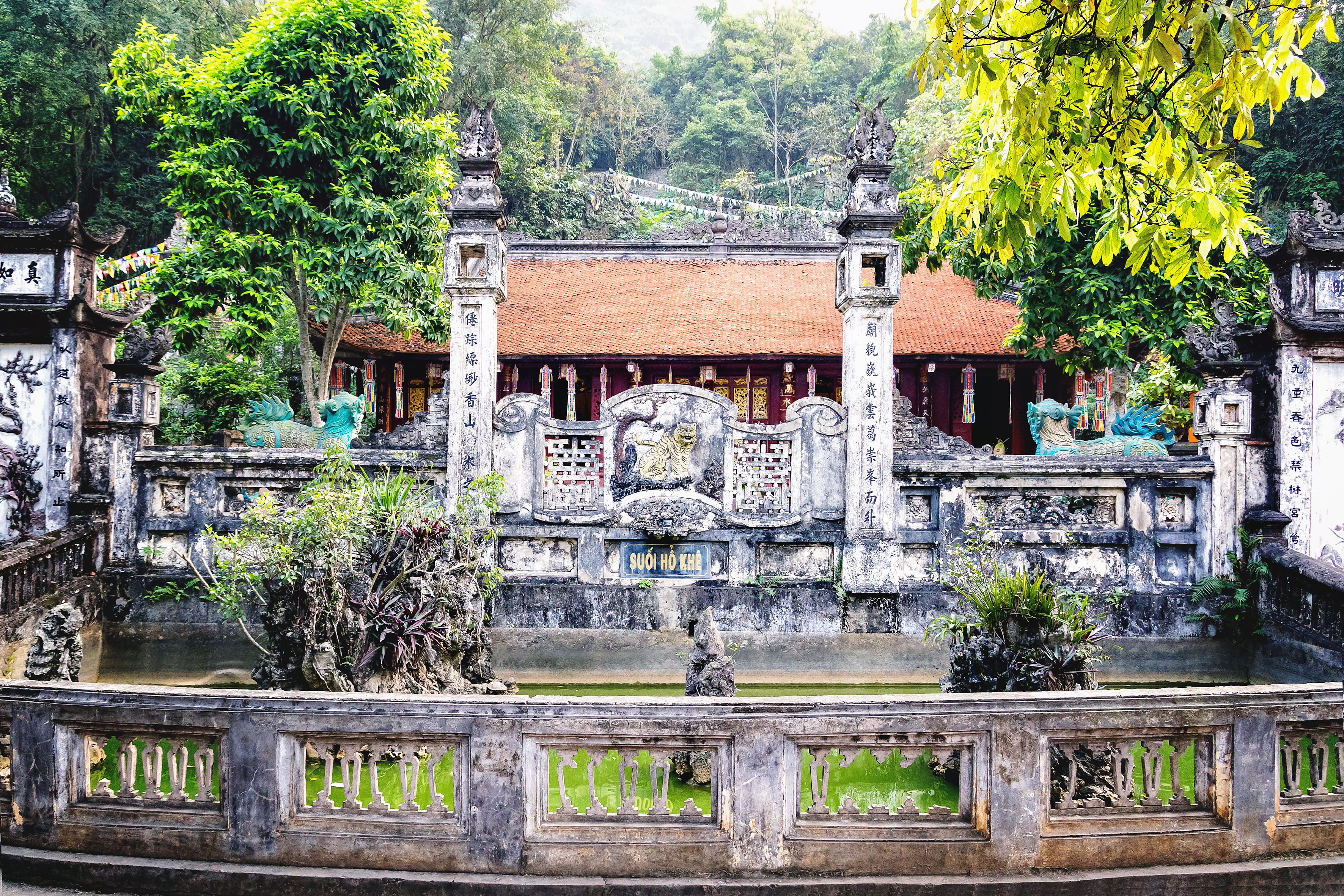 Một tự viện bên suối Hổ Khê trong quần thể di tích chùa Hương ở Hà Nội, Việt Nam.