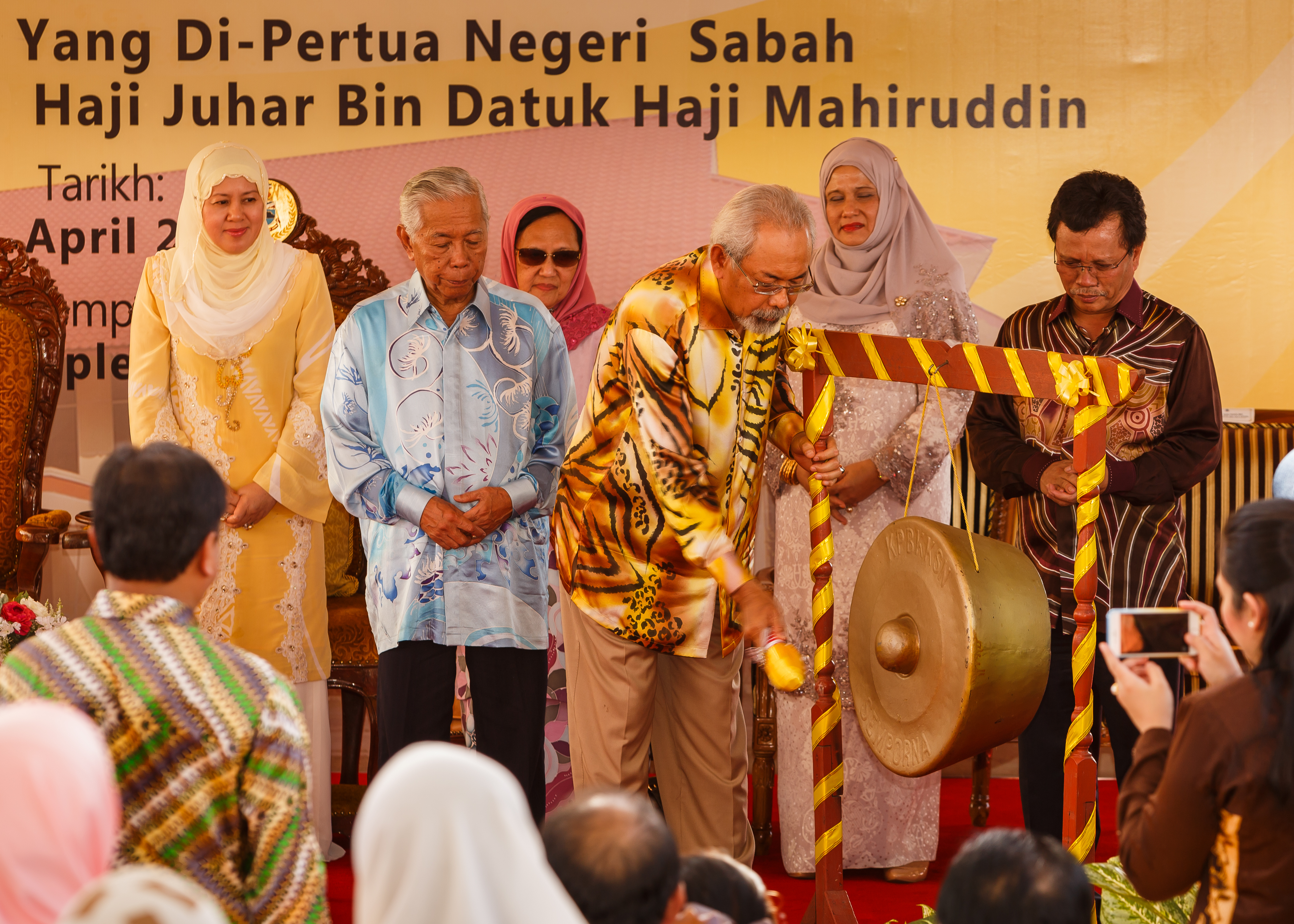 Semporna, Sabah: Head of State Tun Juhar Mahiruddin is inaugurating the Tun Sakaran Museum by a traditional beating of gong. He is assisted by former Head of State Tun Sakaran Dandai