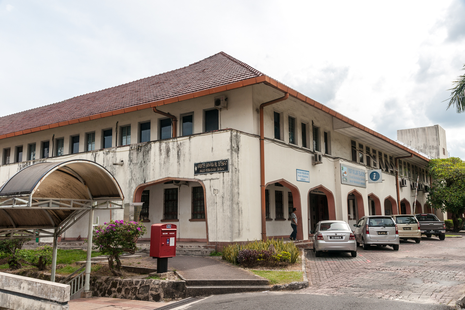 Sandakan, Sabah: Former main government building during British Administration. The former Residency Office was on 1st floor. The present Tourist Office was the post office for many years.