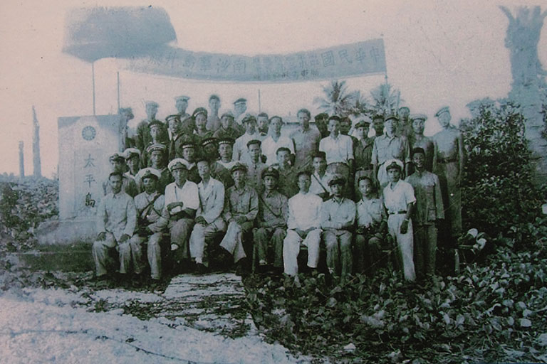 1946年12月、南沙諸島太平島に上陸した中華民国海軍将兵。左より4人目鄭資約、5人目林遵。