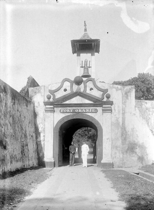 Negatief. Ingang van fort Oranje, Ternate
