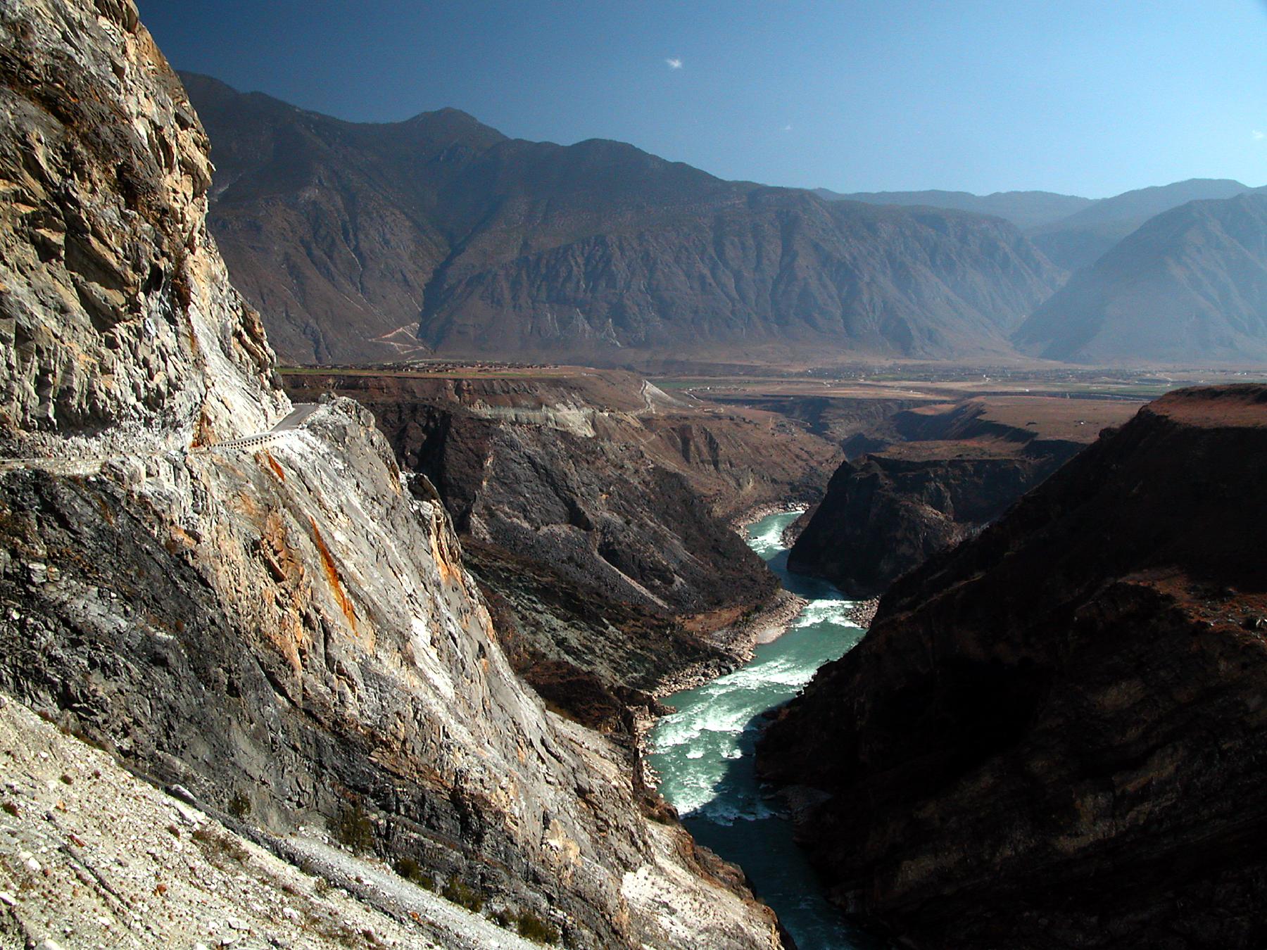 The upper reaches of the Yangzi River bearing north, having just emerged from the worlds deepest gorge in Yunnan (the Tiger Leaping gorge, SW China.River Left