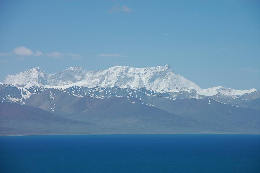 The main peak of the Nyainqêntanglha Mountains, seen from Lake Namtso