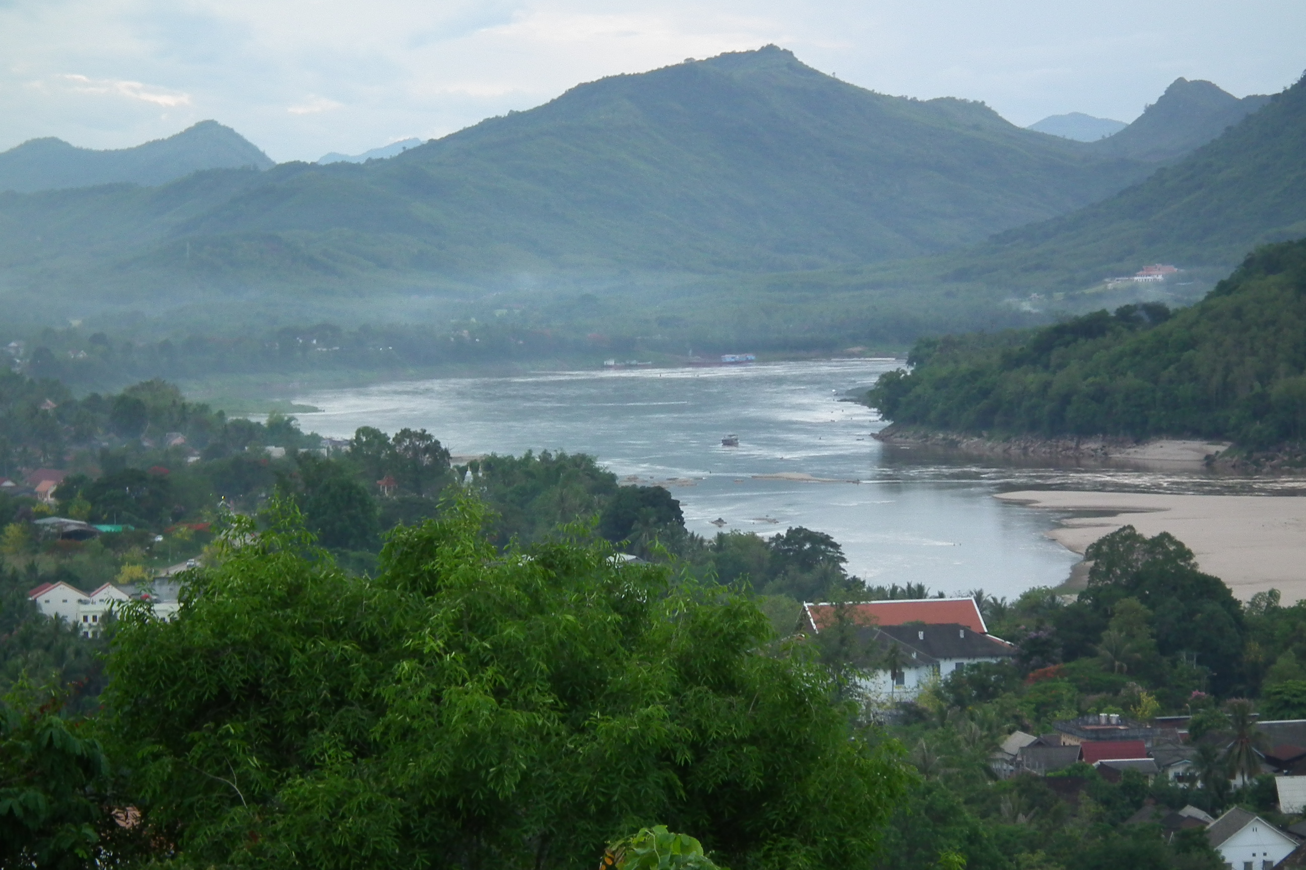 Phou si - Mekong River - Luang Prabang Laos 
プーシーの丘、メコン川 

ラオス・ルアンプラバーン