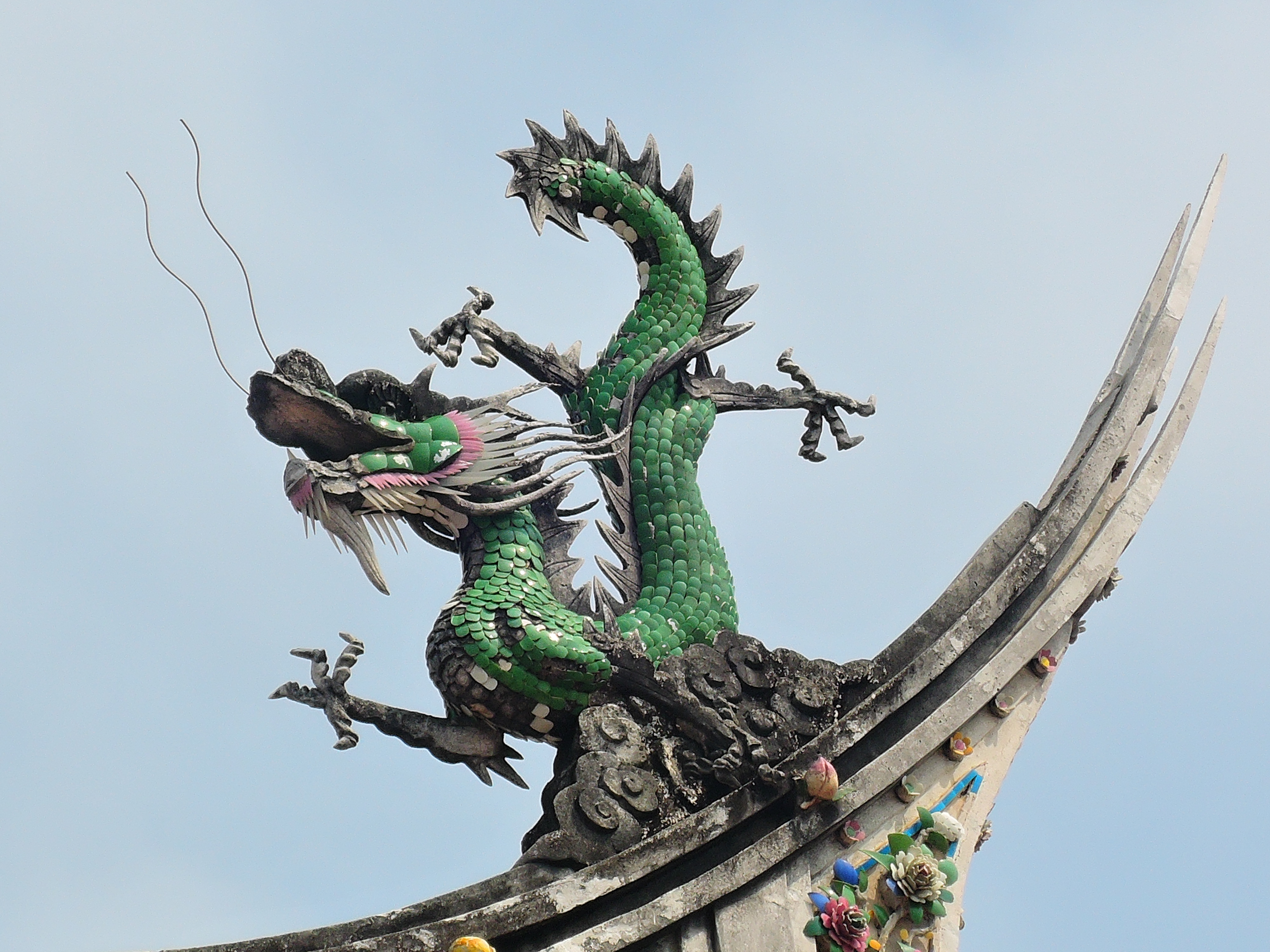 The top of the temple roof, this dragon is clay sculpture, four fingers match the class of this temple.