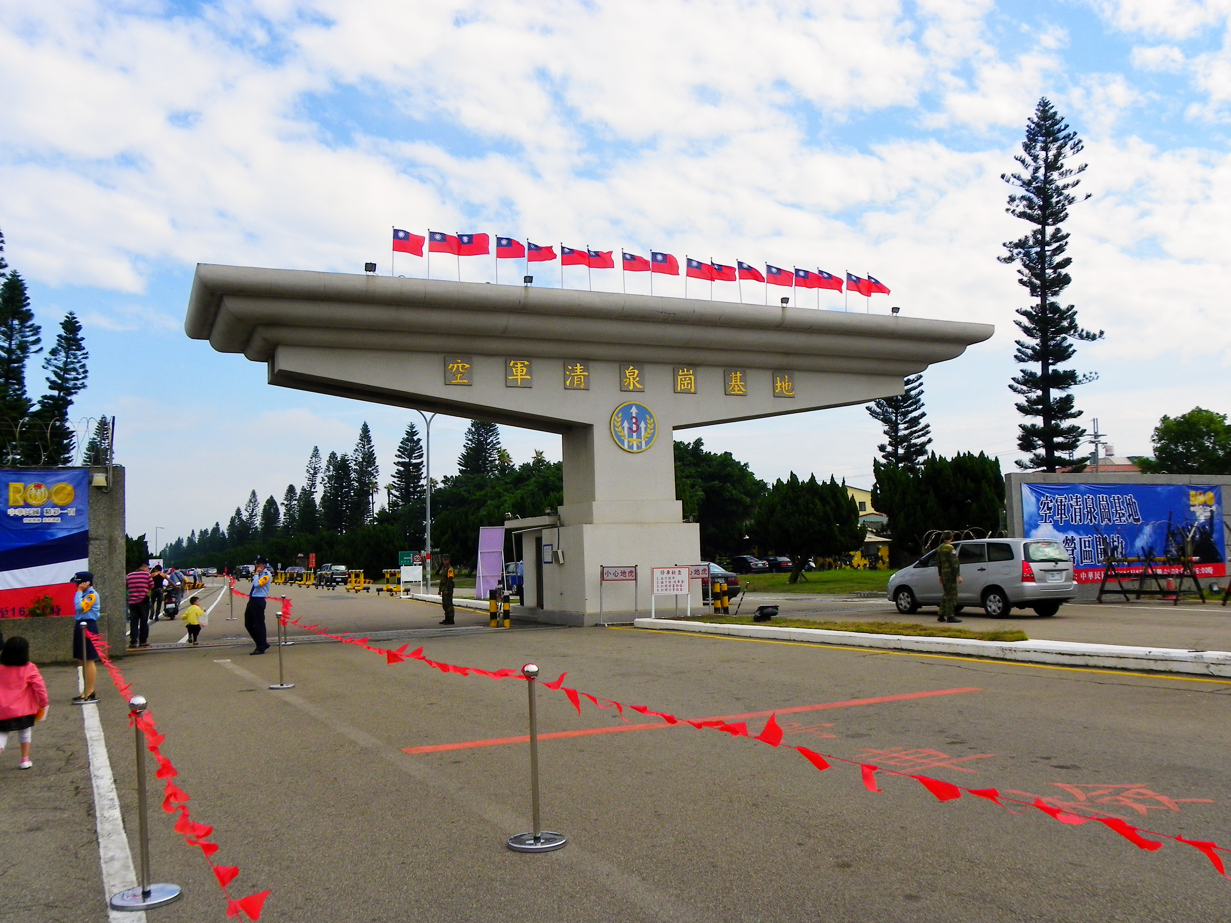 ​位於臺中市大雅區的空軍清泉崗基地大營門，攝於2011年營區開放活動。