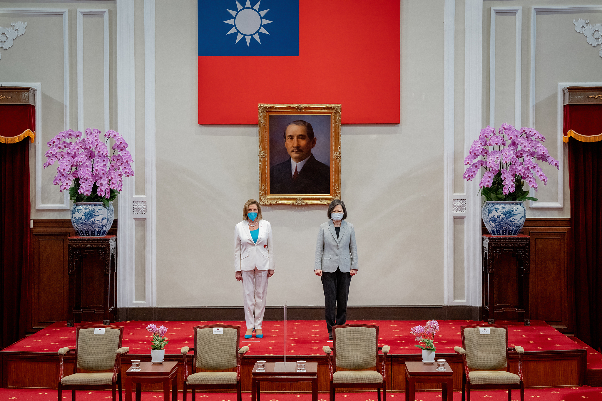 Taiwan President Tsai Ing-wen presented U.S. House Speaker Pelosi with the Order of Propitious Clouds with Special Grand Cordon on August 03, 2022. The photo shows the two leaders has taken their place before the awarding, taken by presidential photographer Makoto Lin.