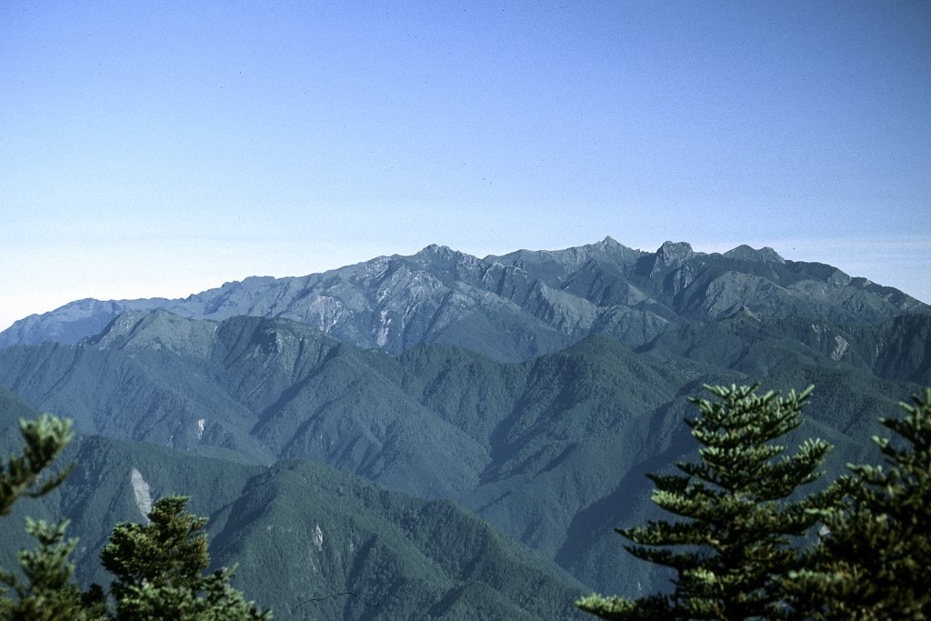 范凱令 Francisco Carin: Yu shan range as seen from Shin Kang mountain 新康山Summer 2005

Left to right: South Peak, Main Peak, East Peak, North Peak and North north Peak.