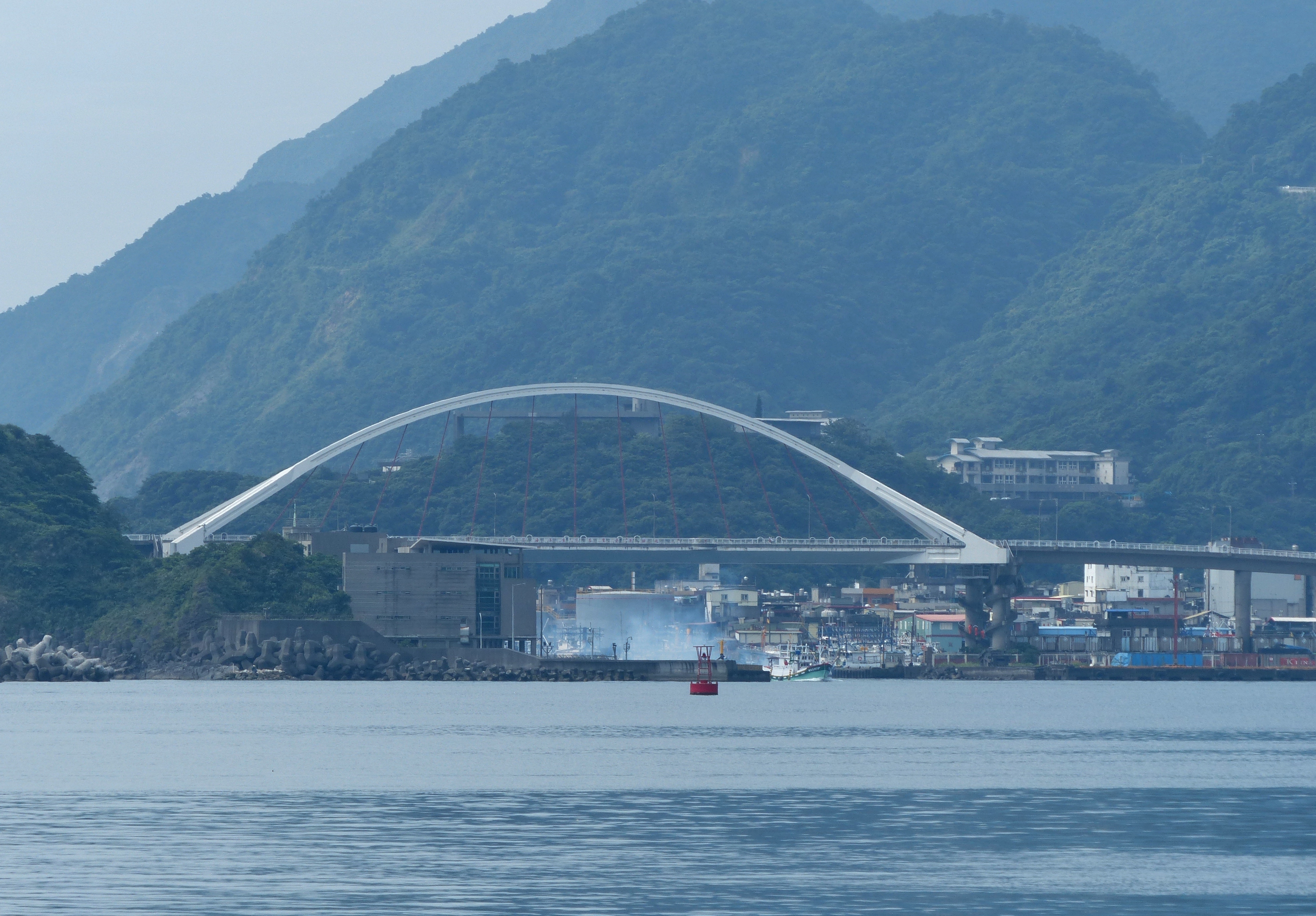 ​從北方澳中正軍港12號碼頭南端南望南方澳大橋與出港中的漁船。