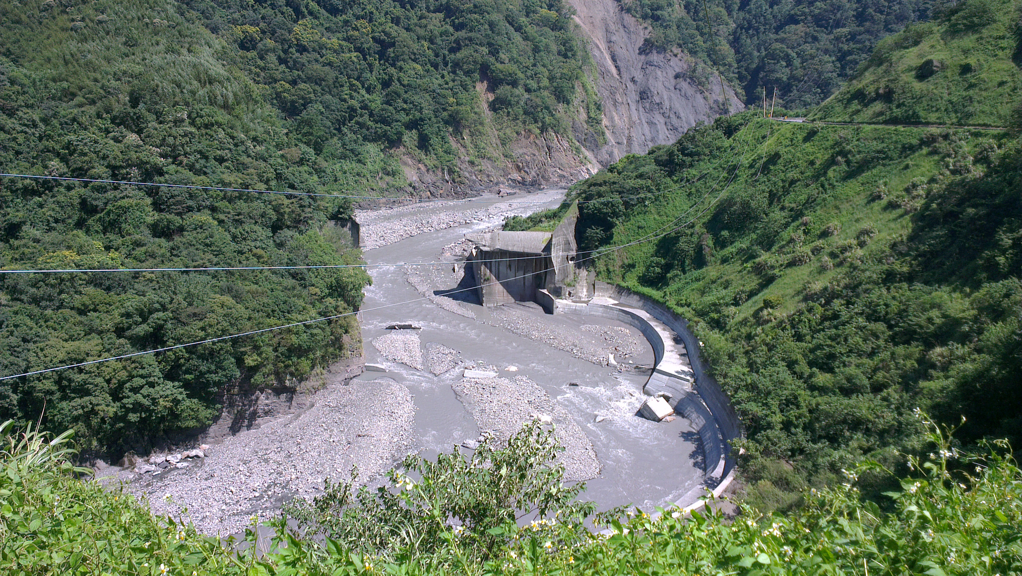 The "Baling" Dam on the "Da Han" River in Taoyuan County, Taiwan 
September 2007, Weipa typhoons Tahan bring abundant rainfall, resulting in Shimen Reservoir upstream (11 km Ronghua dam upstream) of Baling dam dam seat because the right was hollowed base erosion and destroyed about 60 meters.
