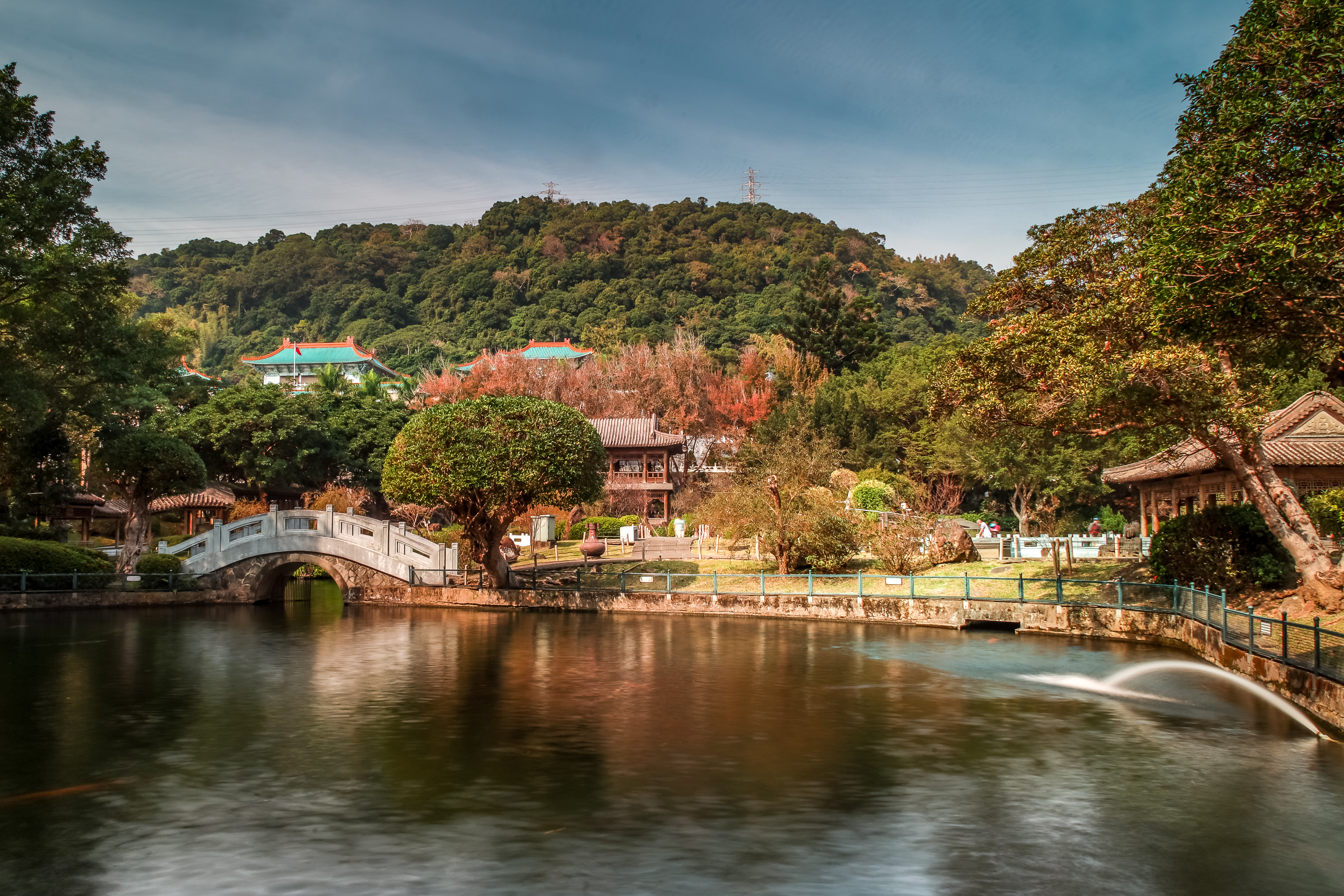 A scene from the Zhishan Garden of the National Palace Museum, showing the view that the main building of the Palace Museum faces north to the south, with mountains and water on its back