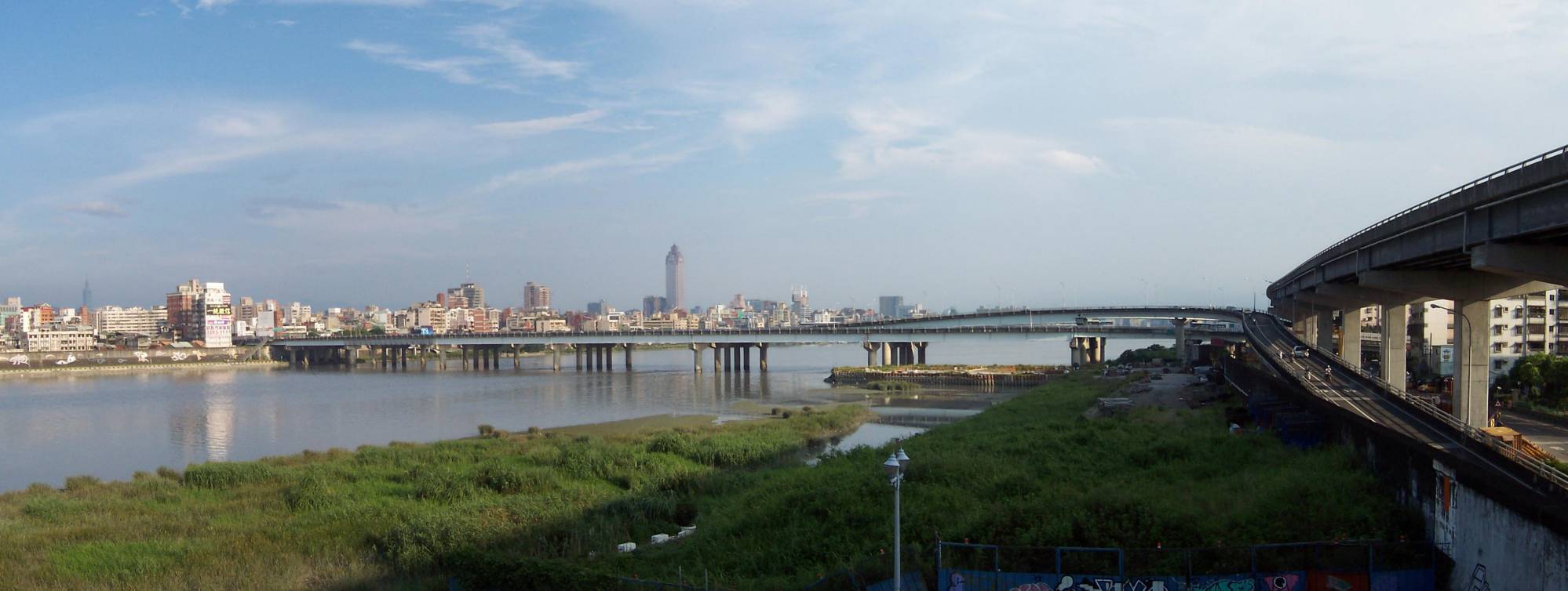 Photo of Taipei Bridge (台北大橋) taken in June 2007 from the Sanchong (三重) shore of the Tamsui River (淡水河).