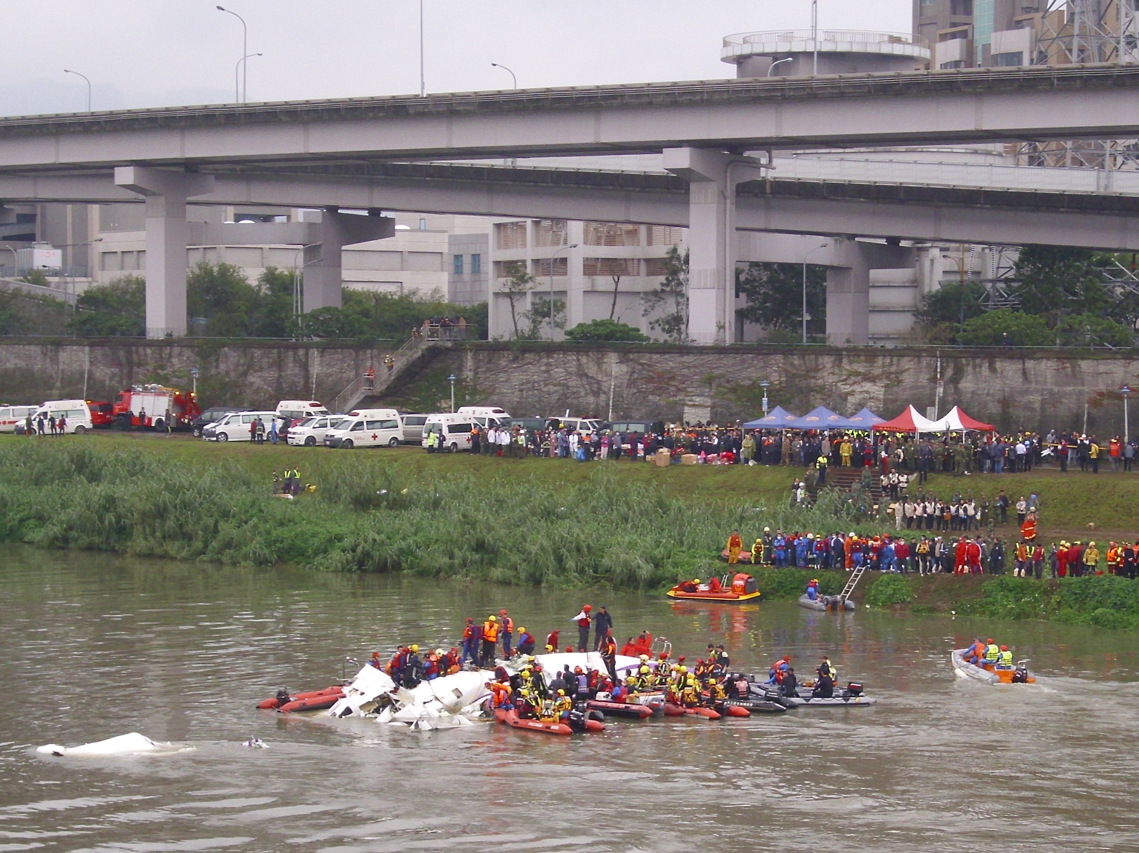 en:TransAsia Airways Flight 235 in the Keelung River under rescue, Huandong Viaduct in background