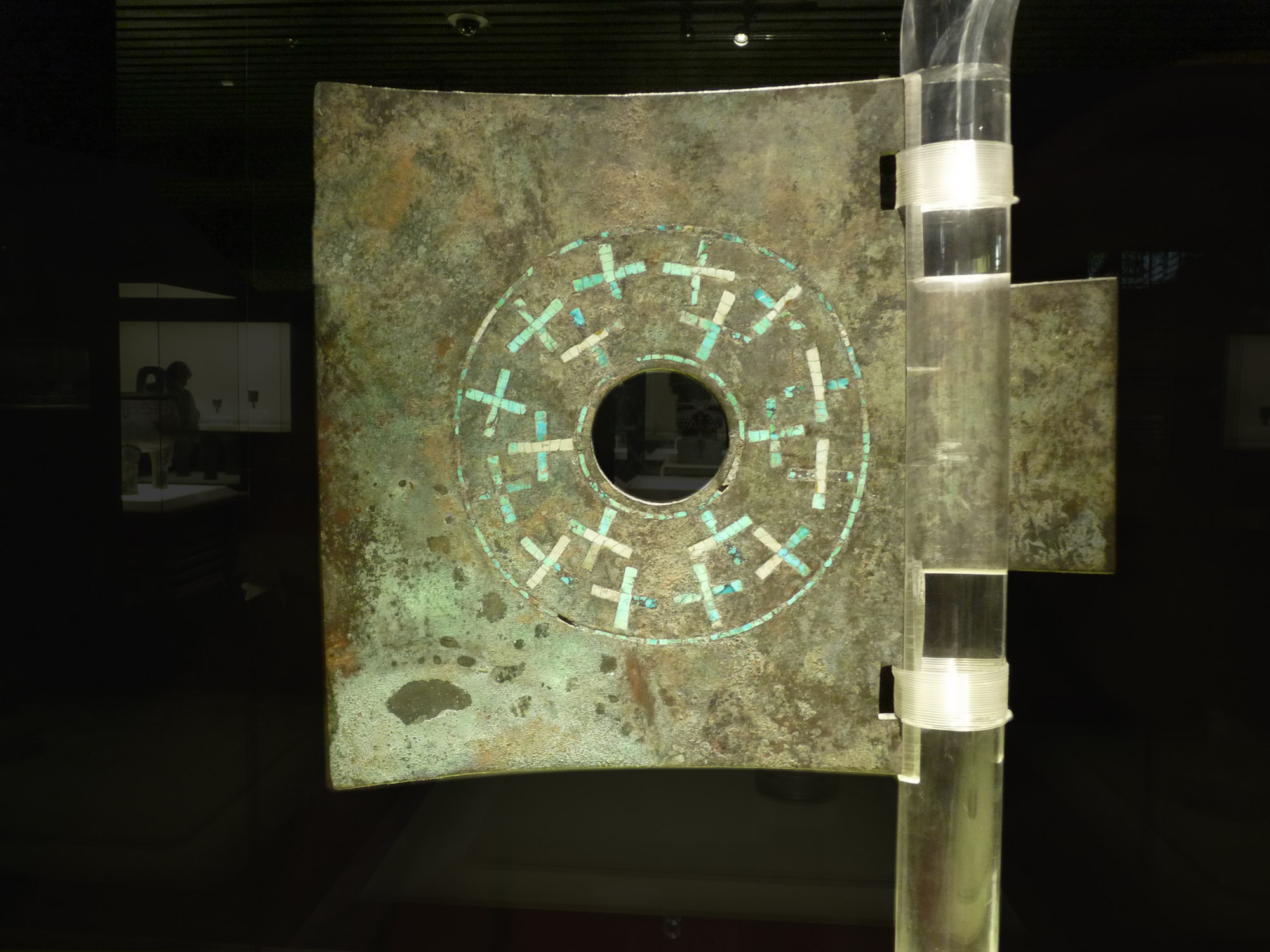 Yue (weapon) inlaid with cross pattern. Late Erlitou culture : 16th century (?). Shanghai Museum