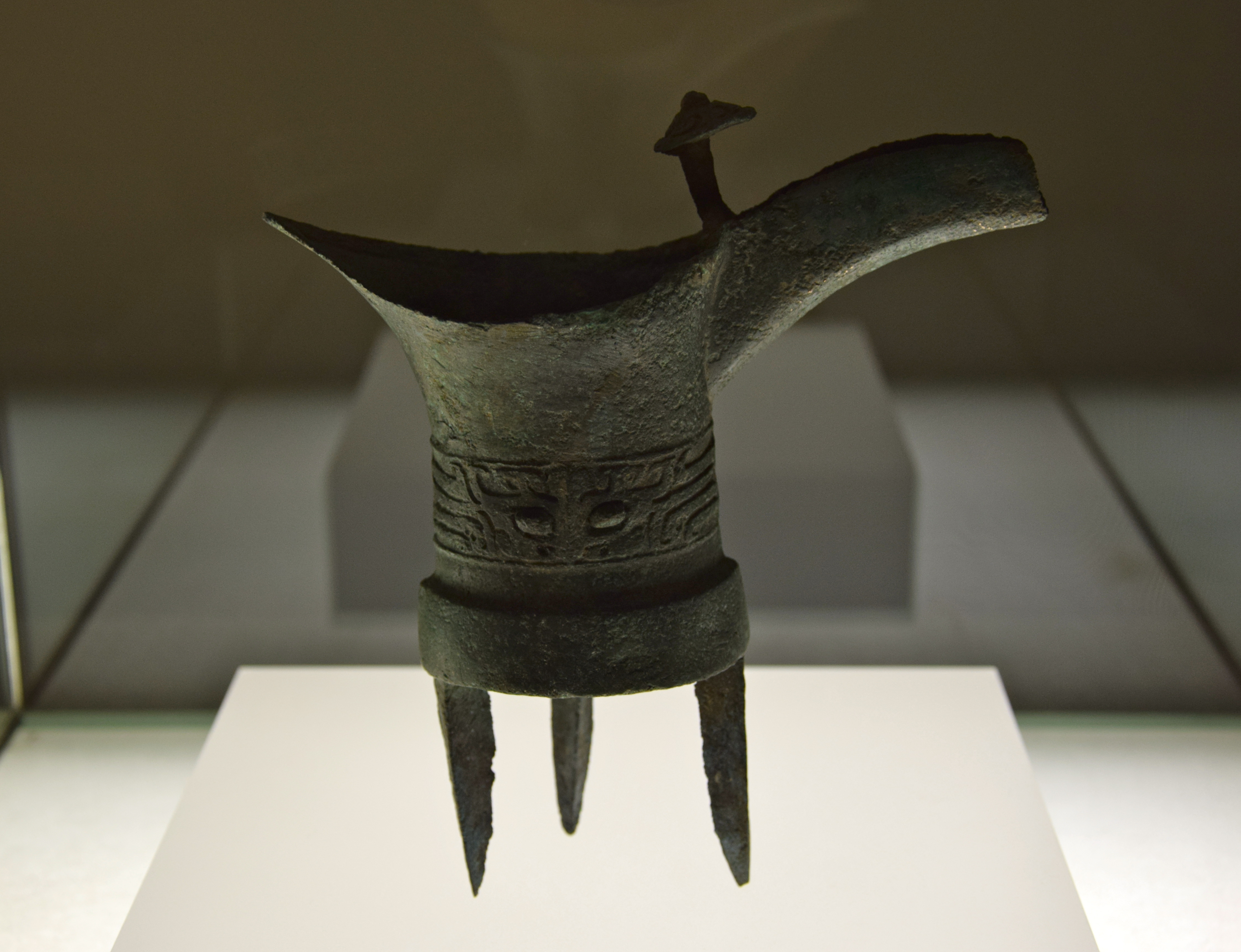 Vase jue, servant à chauffer l'alcool, avec un motif de masque animal. Début de la période Shang. XVe-XIVe siècle avant notre ère (?), période d'Erligang. Bronze. MC 10014. Don de M. et Mme Yves Mahé. Musée Cernuschi, Paris, France. Ref: Gilles Béguin, Ma Chengyuan (dir.), Rites et festins de la Chine antique : Musée Cernuschi, Paris, Findakly, 1998, 189 p. (ISBN 2-87900-365-2) p : 68. Référence :Page correspondante sur le site du musée Cernuschi.