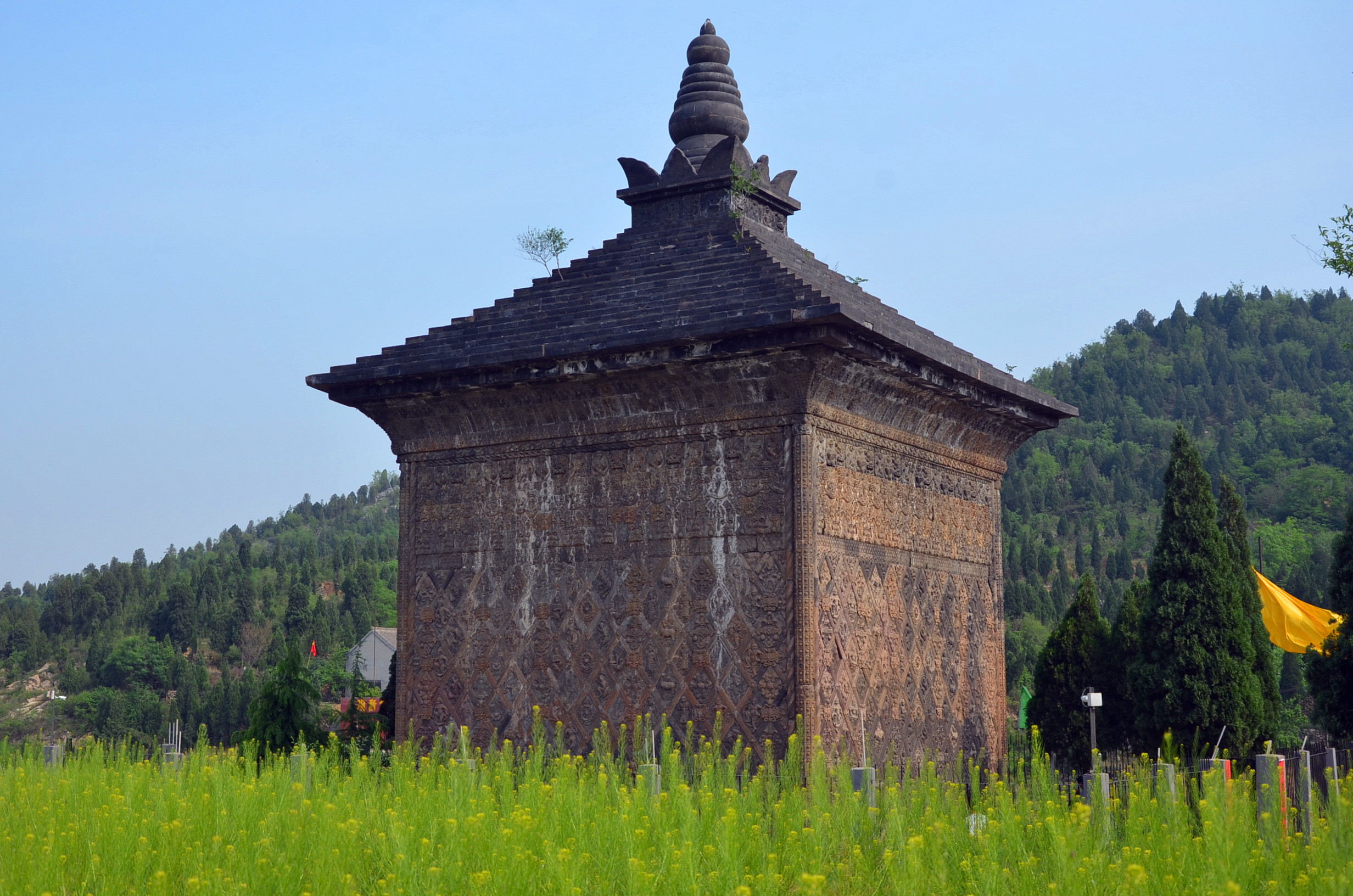 ​安陽修定寺塔為唐朝修定寺僅存的建築，出自該塔的數塊磚雕描繪胡騰舞者的形象，顯然受到中亞-西域文化的影響。