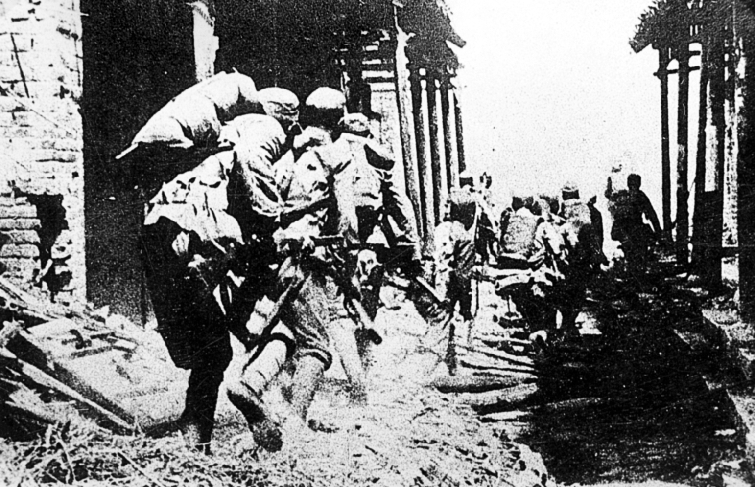 ​1938年，中国军队攻入台儿庄，与日军展开巷战。