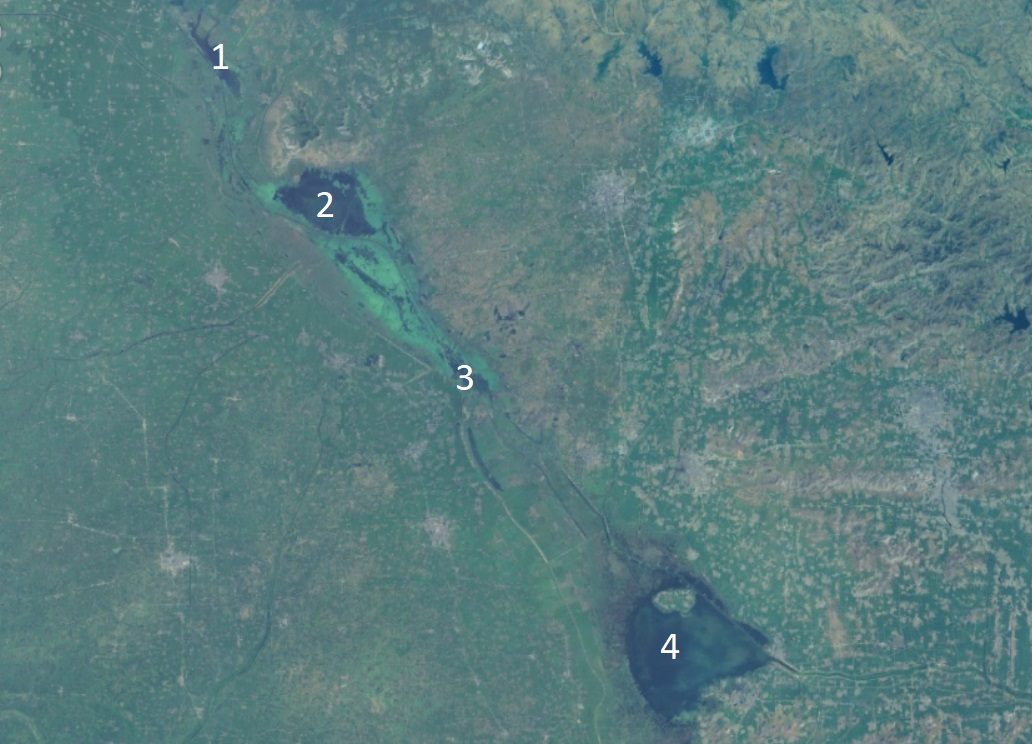 В середине XX века четыре отдельных озера были объединены в один водоём. На снимок добавлены цифры: 1, 2 , 3 и 4