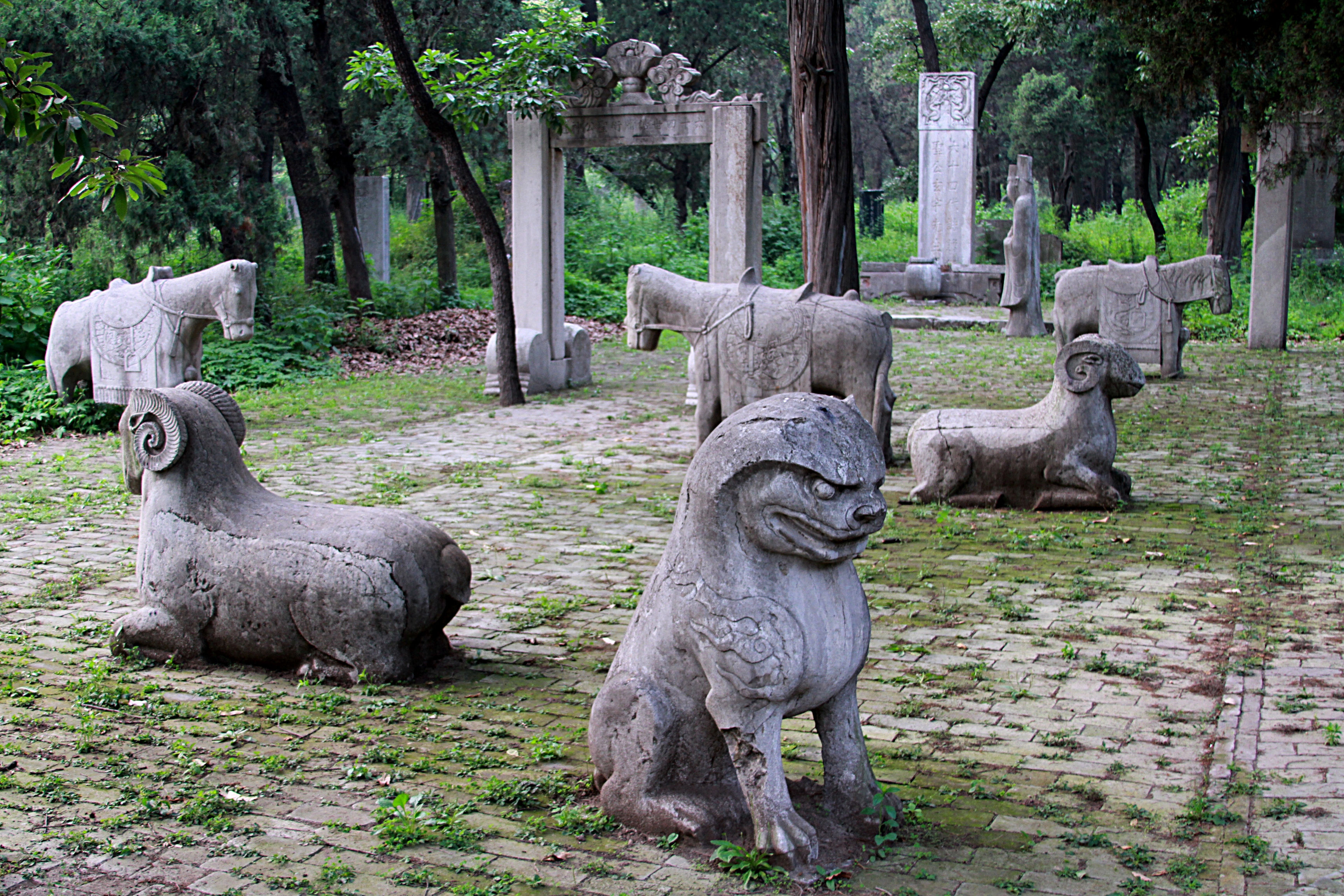Photograph of Ming-dynasty spirit ways in the Cemetery of Confucius (Kong Lin), Qufu, Shandong, China. The spirit way on the left, including the gateway and the tomb stele (in the back), belongs to Kong Shangtan (孔尚坦), a 64th-generation Duke Yansheng, brother of Kong Shangxian, also known as Xuanyu Xiansheng (玄宇先生, "Mr. Dark World"). The animals on the right are part of the spirit way of his eastern neighbor.