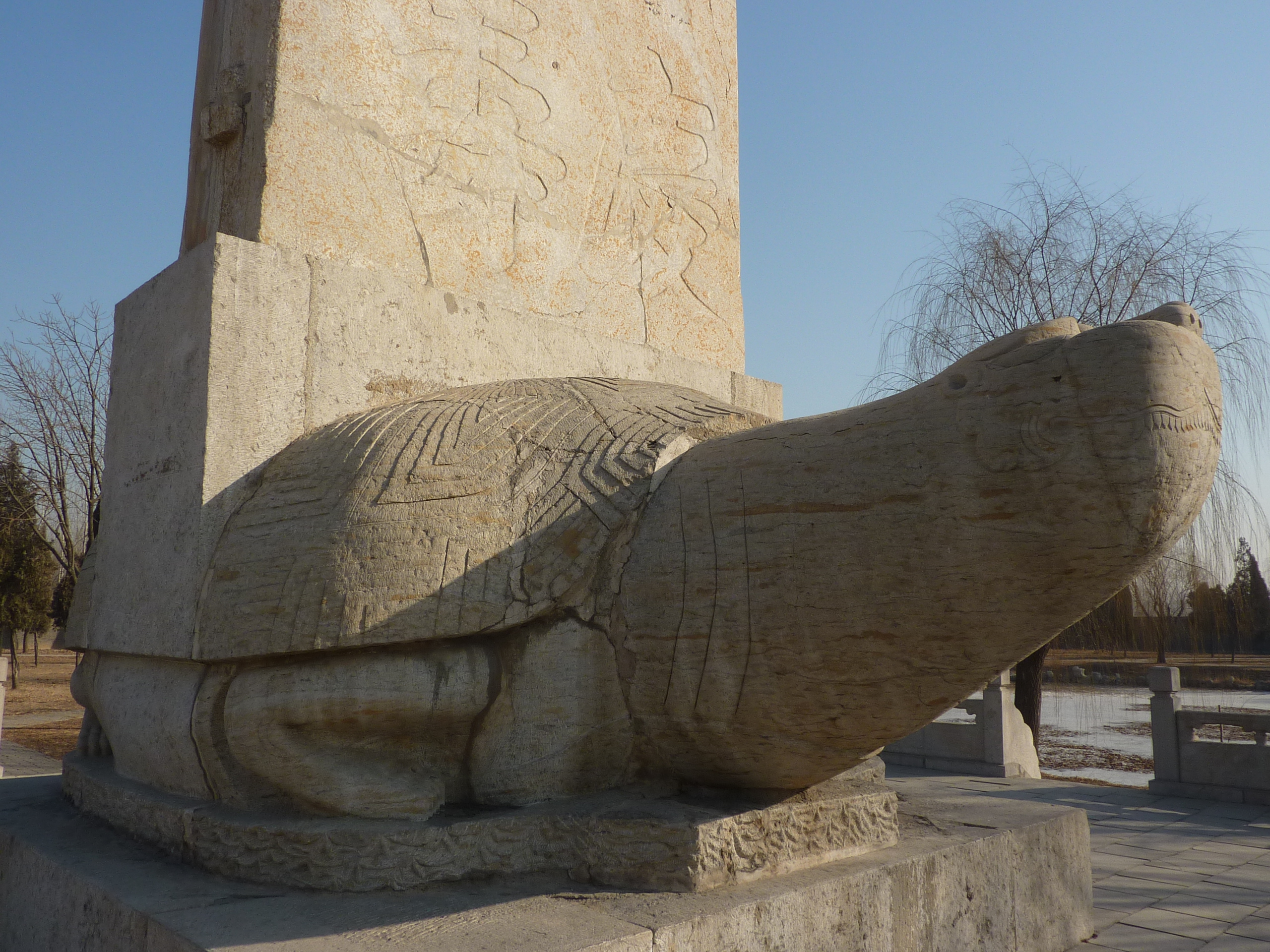 The Shou Qiu site - the two giant turtle-borne steles on the eastern and western side of a small lake. As almost all turtles of these kind, the two turtles look to the south. The western stele is known as the "Qing Shou ('Celebrate Longevity') Stele" (Qing Shou Bei)