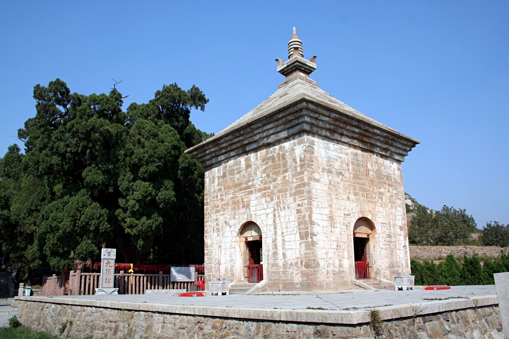 Photograph of Four-Gates Pagoda in Shandong Province, China by Rolf Müller