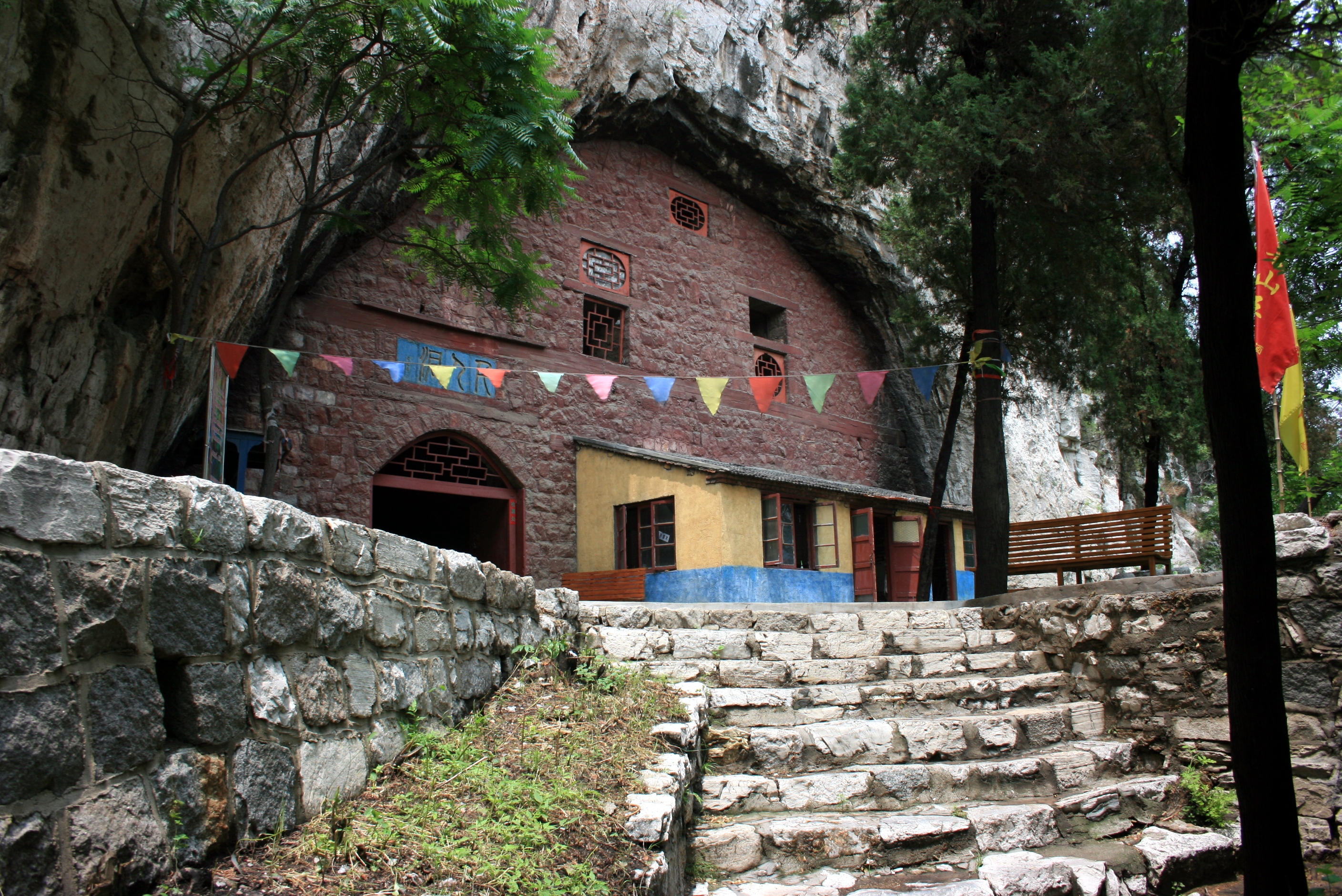 Photograph of the entrance to the Thousand-Men Cave (Template:Zh-cp) in the Yiyuan Rong Cave Group, City of Zibo, Shandong Province, China.