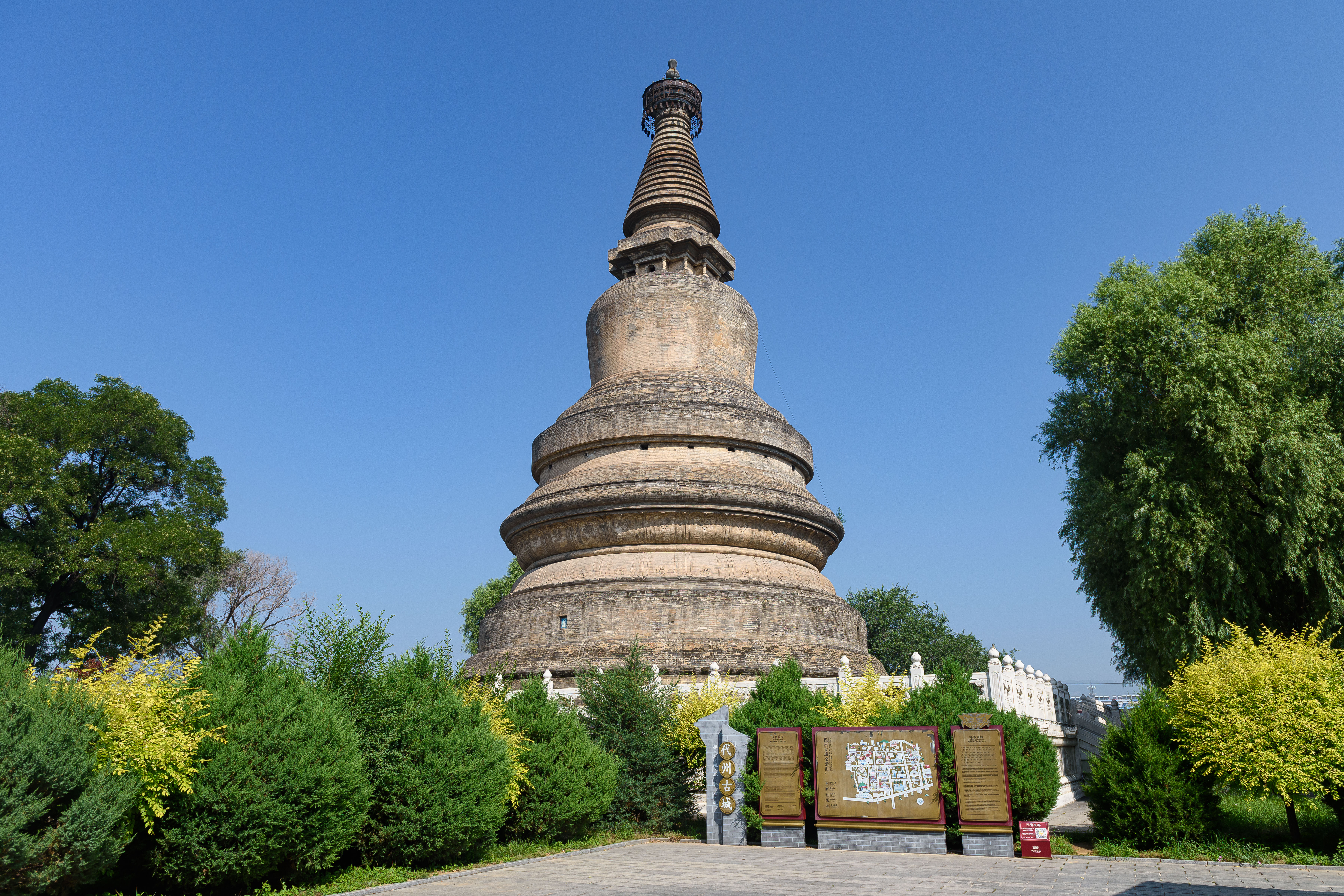 The real entrance is not that obvious.