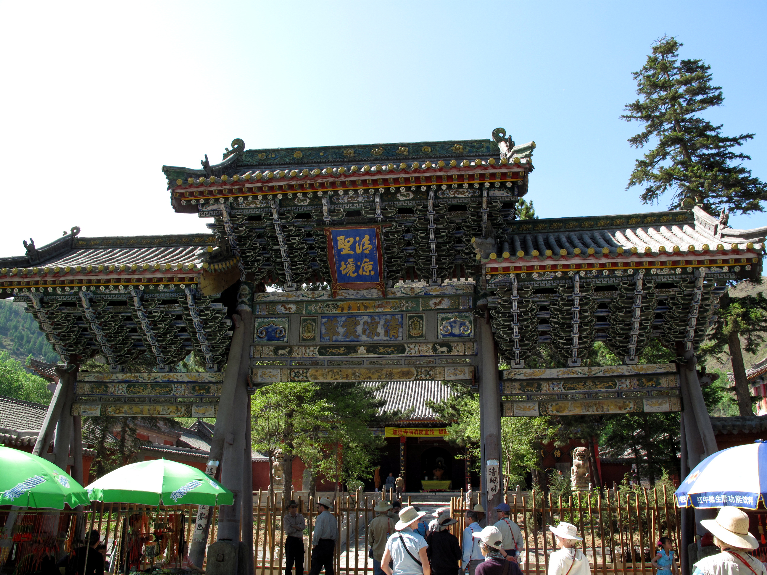 Bishan Si (temple) on Wutai Shan.
Shown here is the temple's pailou, with a 4-character inscription and elaborate dougong.
The first temple, to occupy the spot where Bishan Temple is now located, was founded by Emperor Xiaowen (471-499 AD) of the Northern Wei dynasty. It was rebuilt as a Chan  (Zen) temple in 1486, and then in 1698 as Bishan Si under the sponsorship of Kangxi. The temple retains its Chan affiliation to the present day.