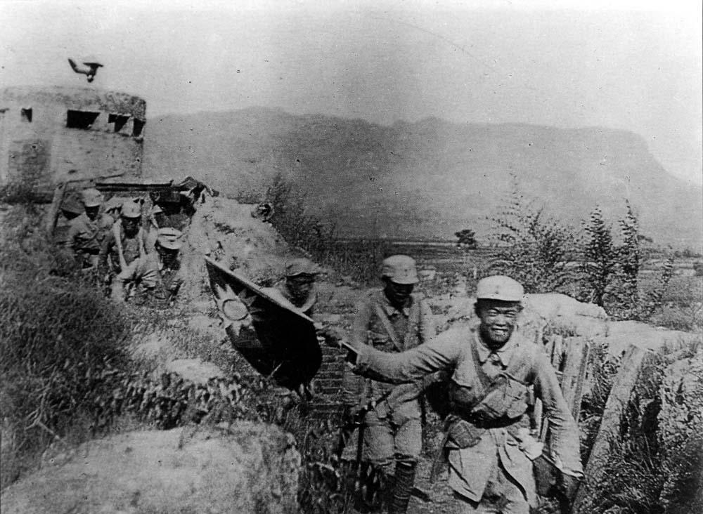 Transcribed from Xinhua's Military World. Capturing the scene of the capture of Niangzi Pass by the Eighth Route Army during the Second Sino-Japanese War. Taken in 1940. Originally published on Xin Zhonghua Bao, 1940.